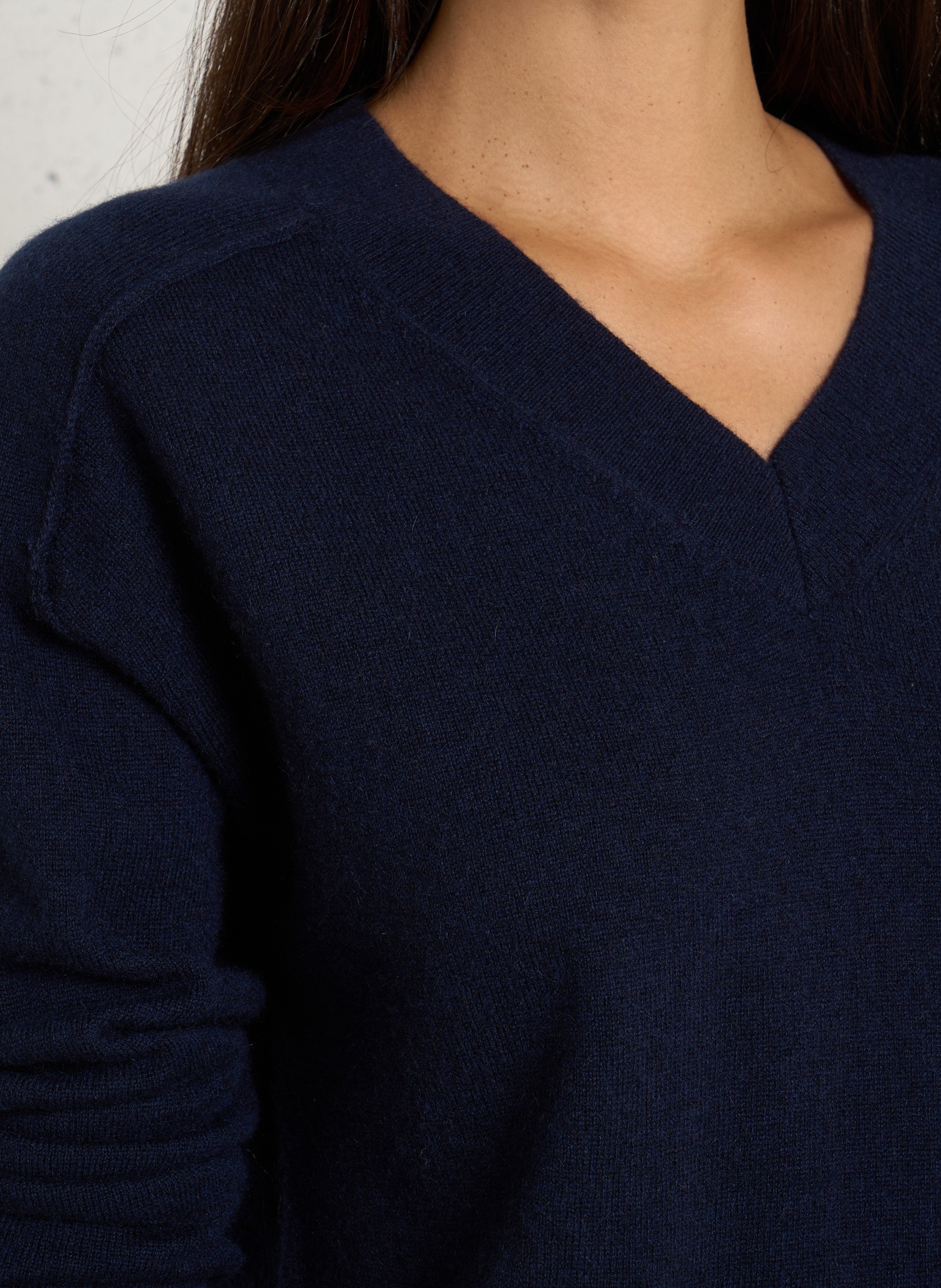 Gerade geschnittener Kaschmirpullover mit V-Ausschnitt MAISON 123 Blau