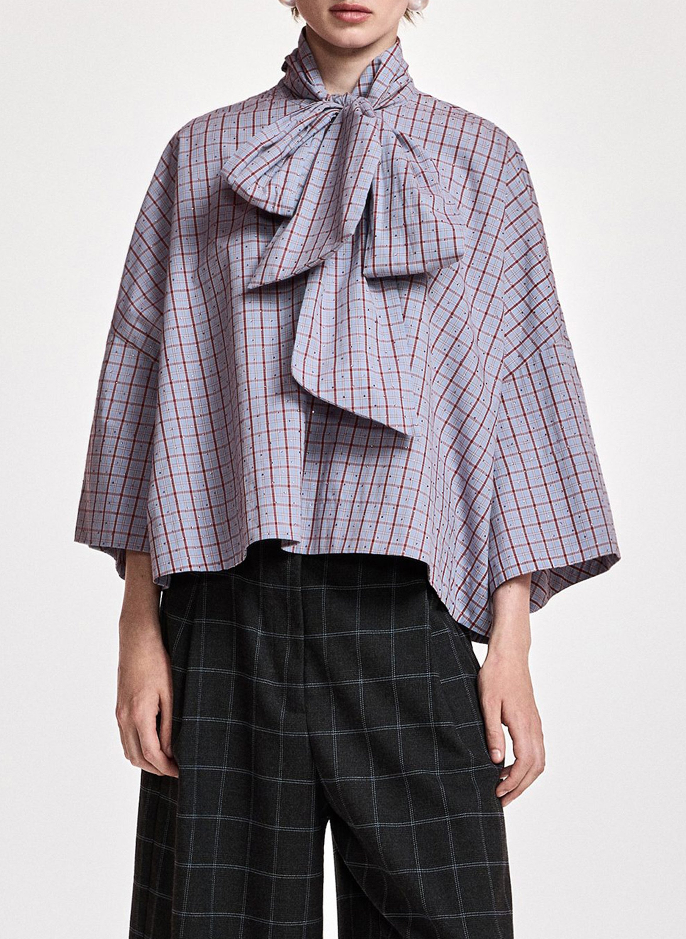 Top Oversize mit Baumwoll-Lavallière-Kragen ESSENTIEL ANTWERP