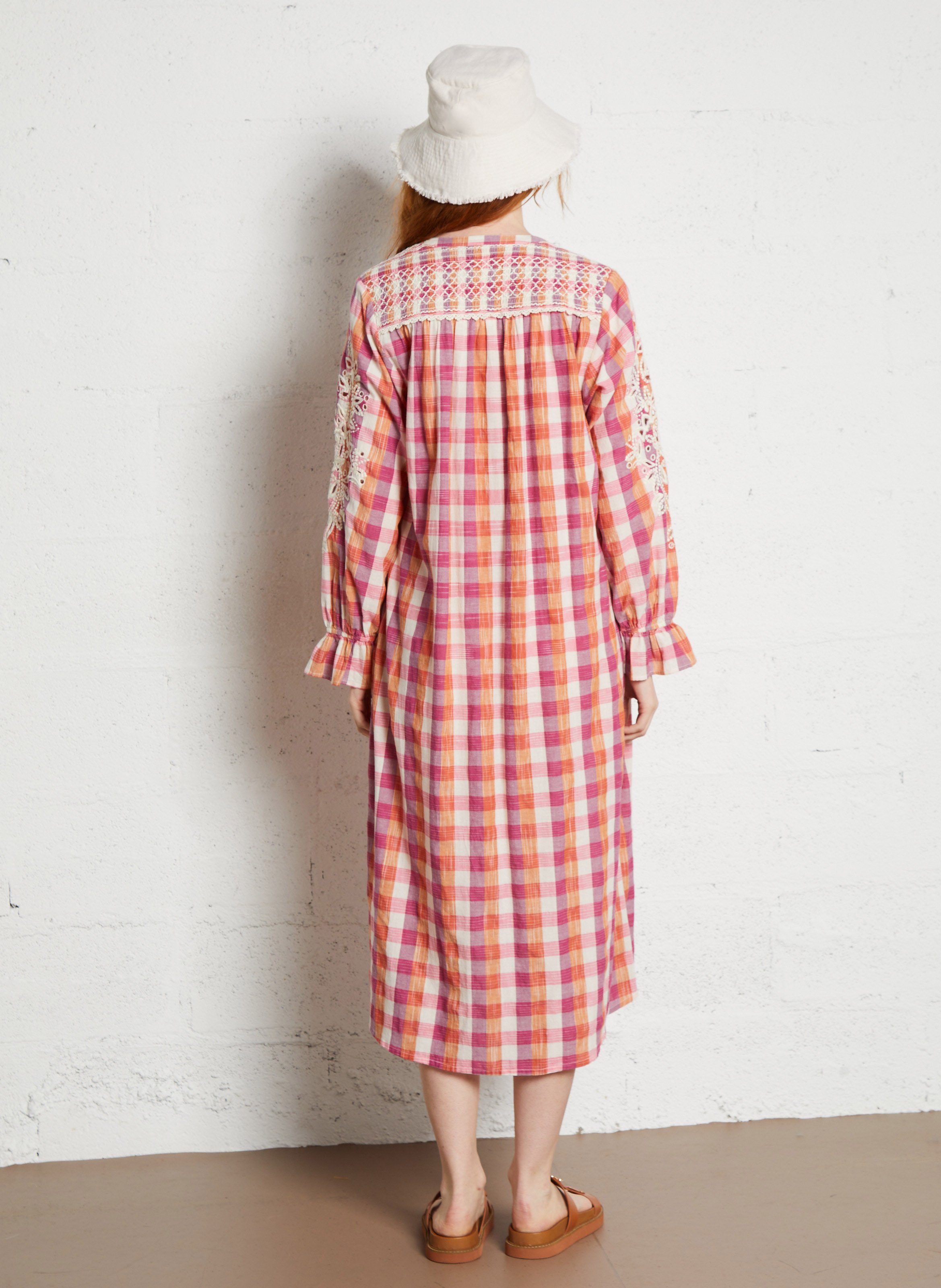 Kariertes Midikleid mit Rundhalsausschnitt Beige