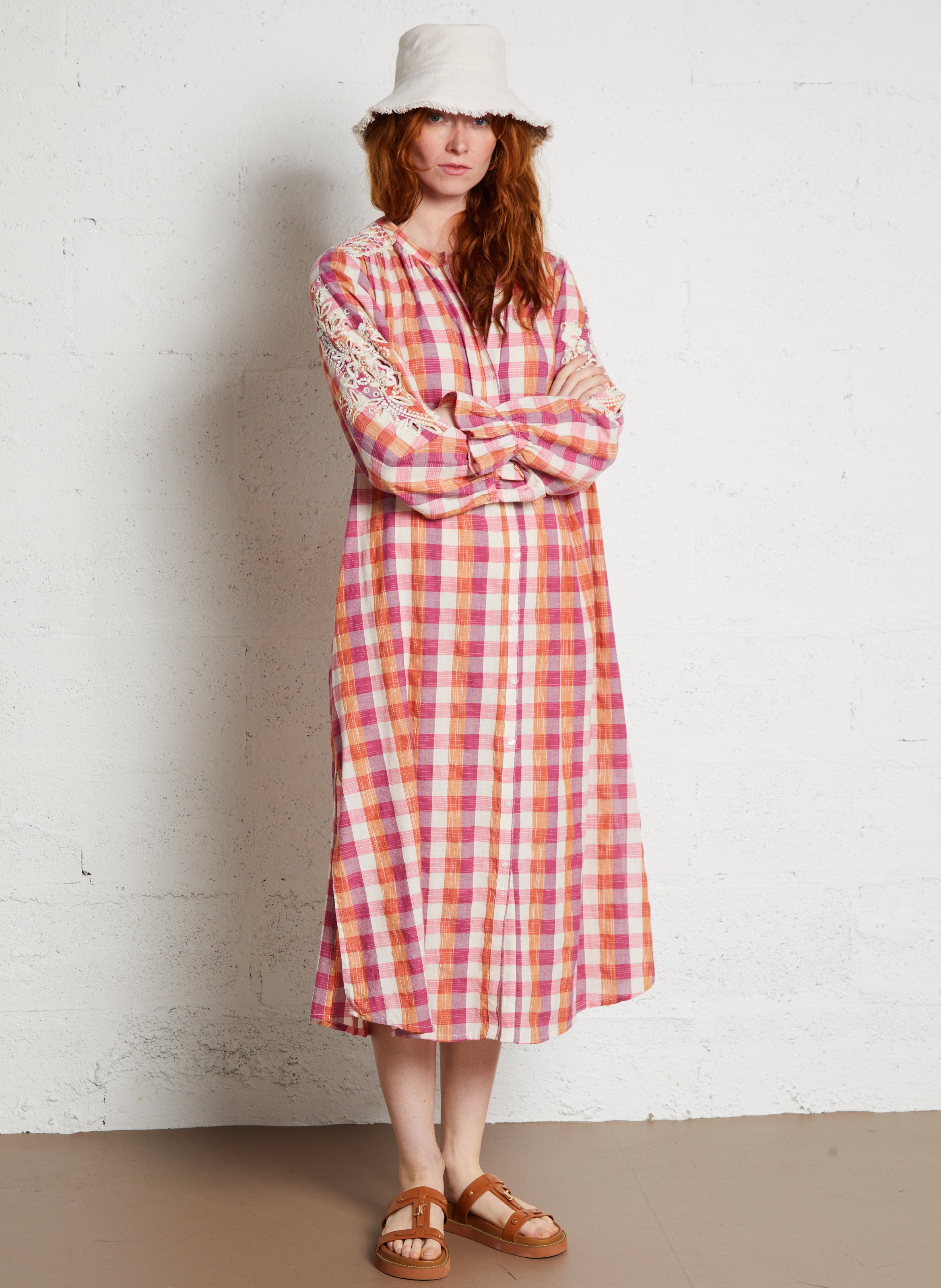 Kariertes Midikleid mit Rundhalsausschnitt Beige