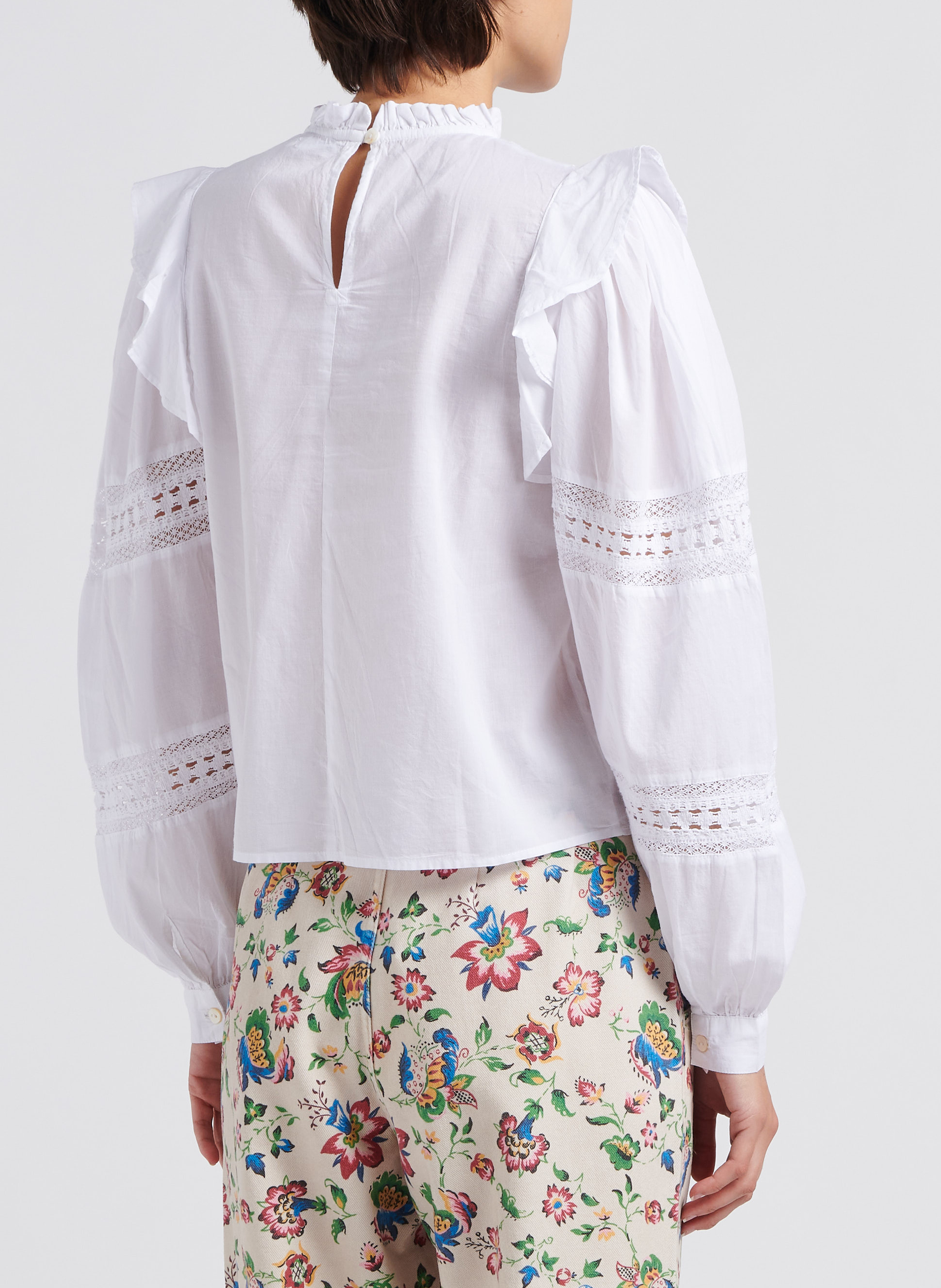 Bestickte Volant-Bluse mit Stehkragen aus Baumwolle THE NEW SOCIETY Weiss