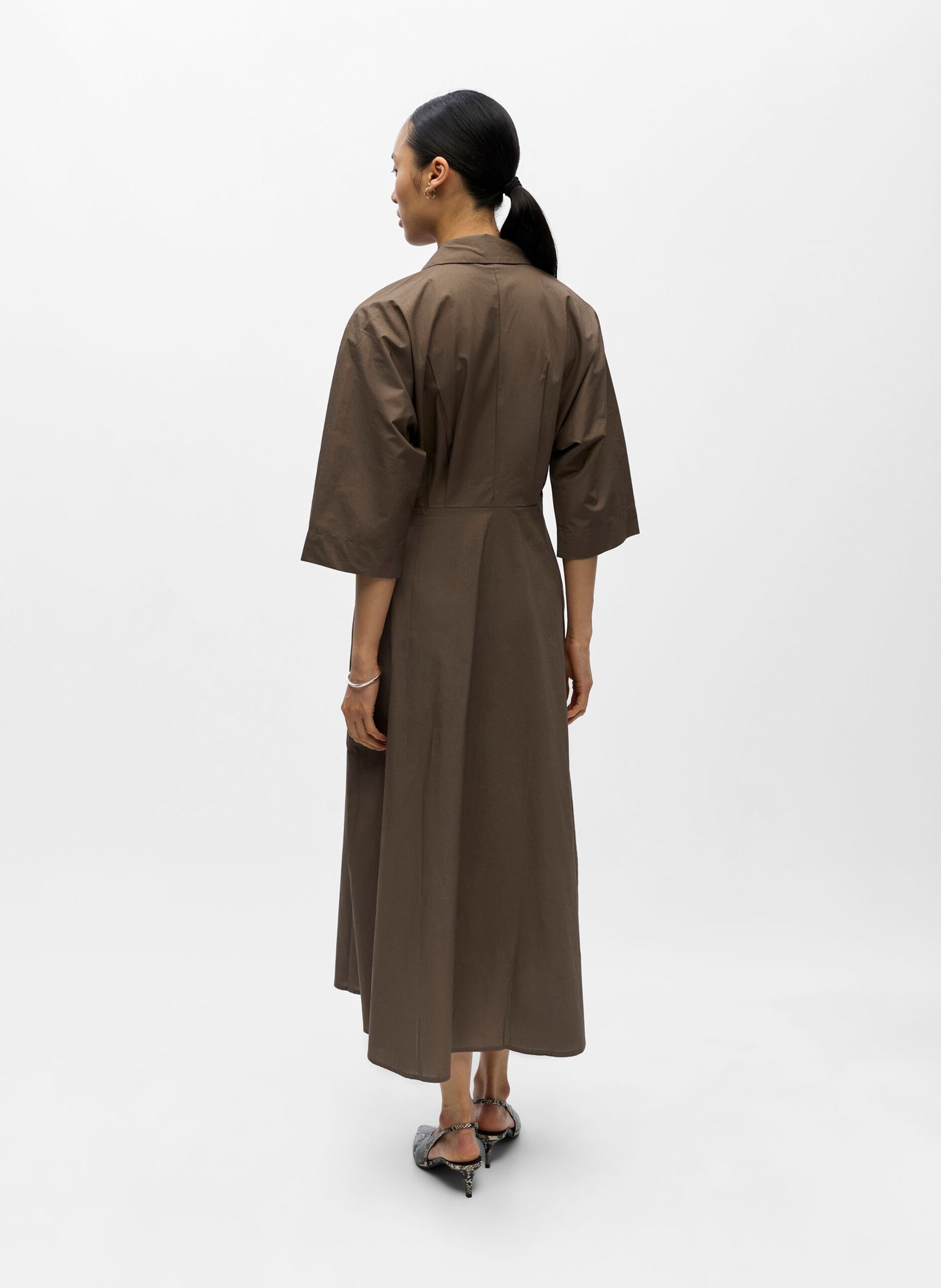 Langärmliges Kleid mit klassischem Kragen aus Bio-Baumwolle und Baumwolle. OBJECT Braun