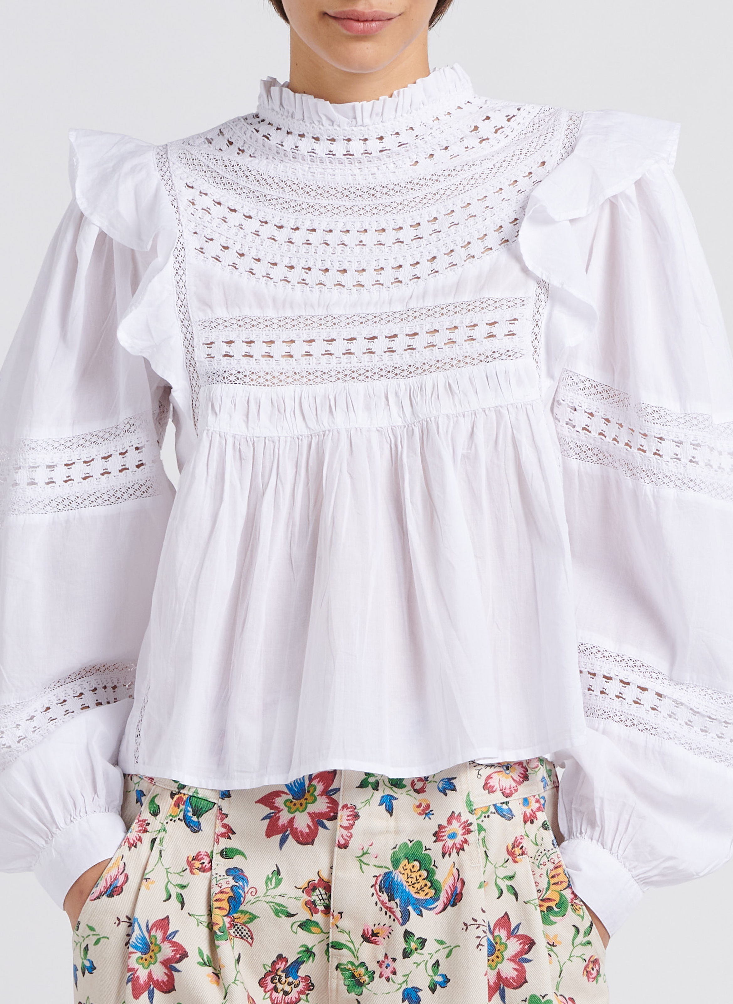 Bestickte Volant-Bluse mit Stehkragen aus Baumwolle THE NEW SOCIETY Weiss