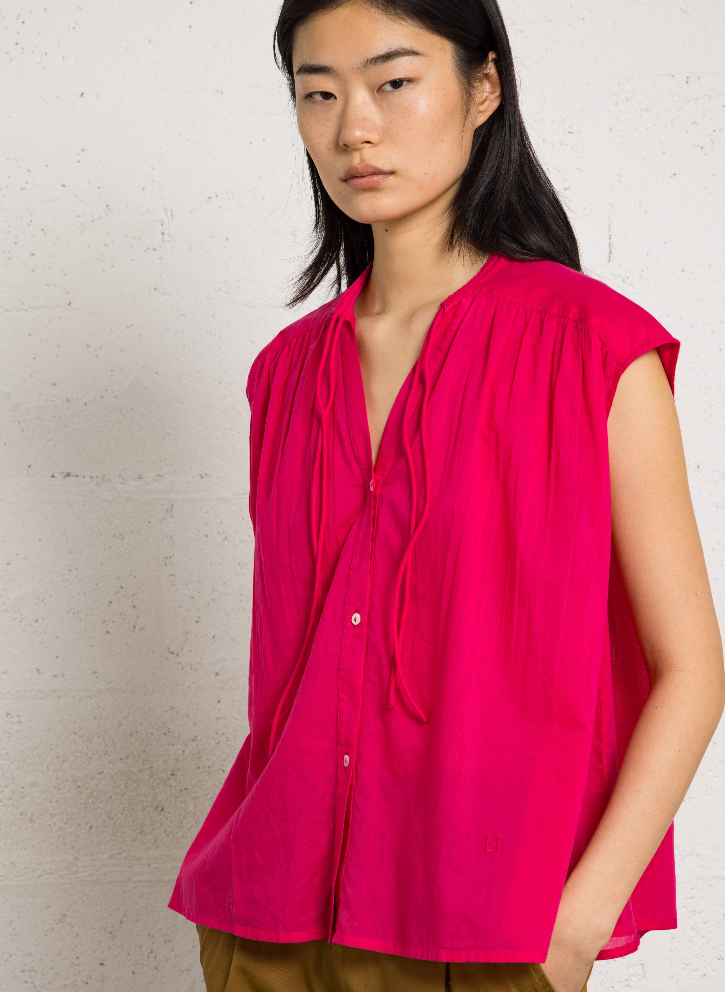 Sleeveless loose-fitting plain blouse LEON & HARPER