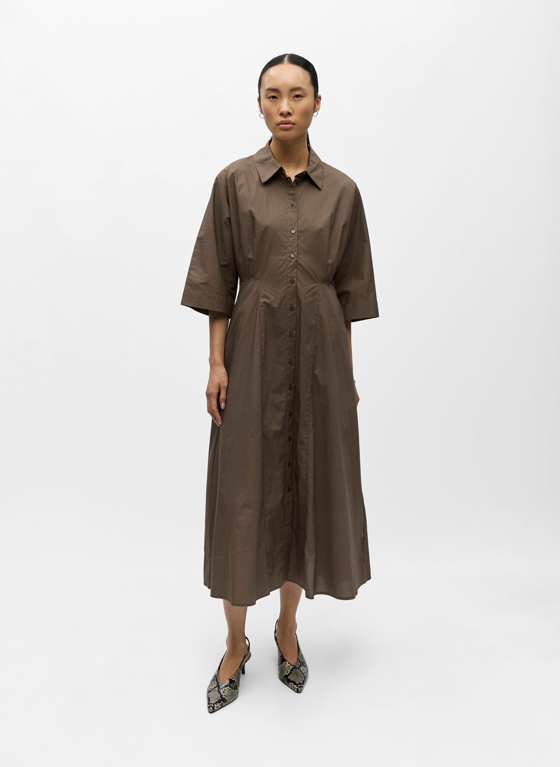 Langärmliges Kleid mit klassischem Kragen aus Bio-Baumwolle und Baumwolle. OBJECT Braun