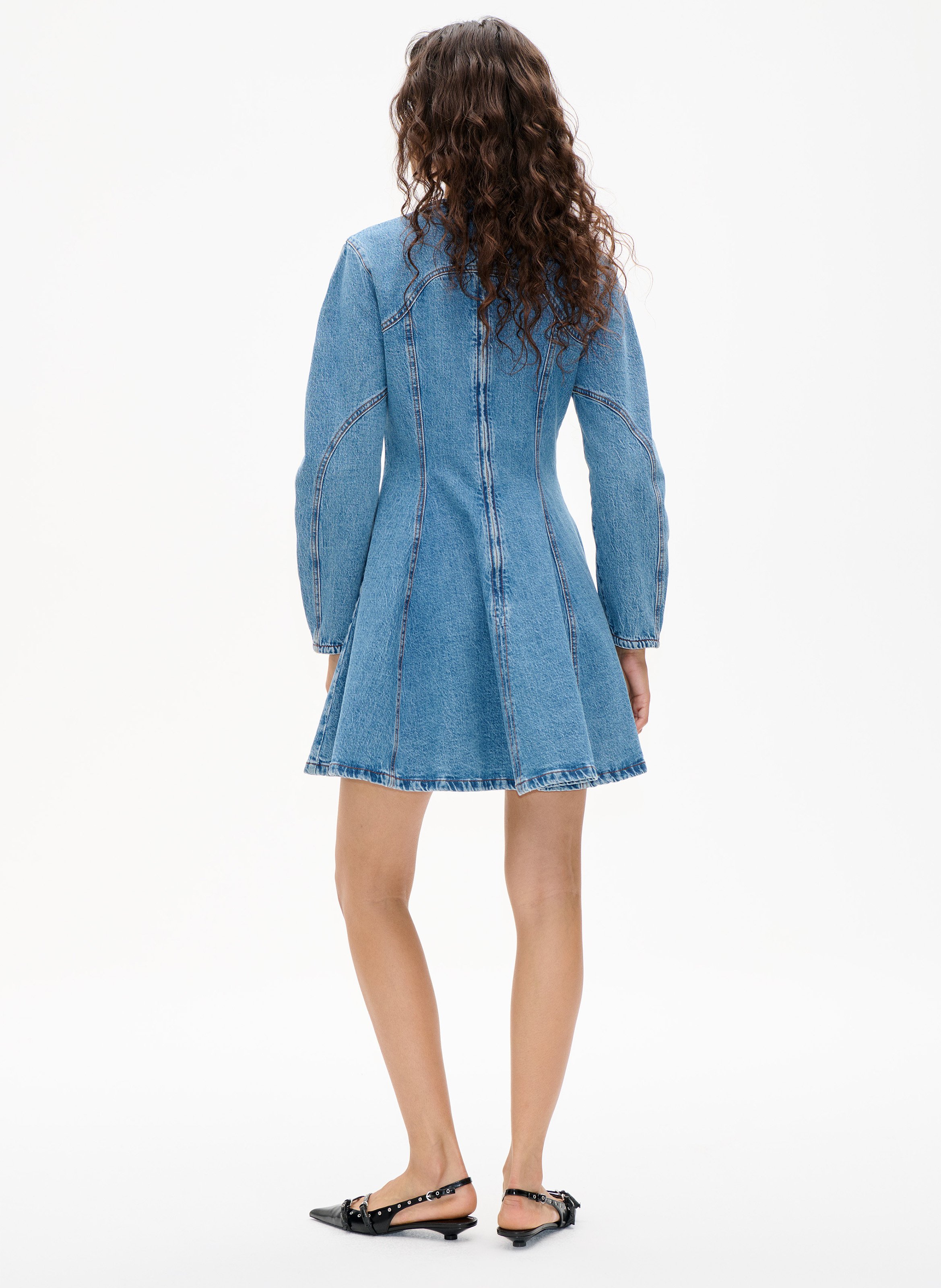 Kurzes, tailliertes Kleid aus Denim BAUM UND PFERDGARTEN Blau