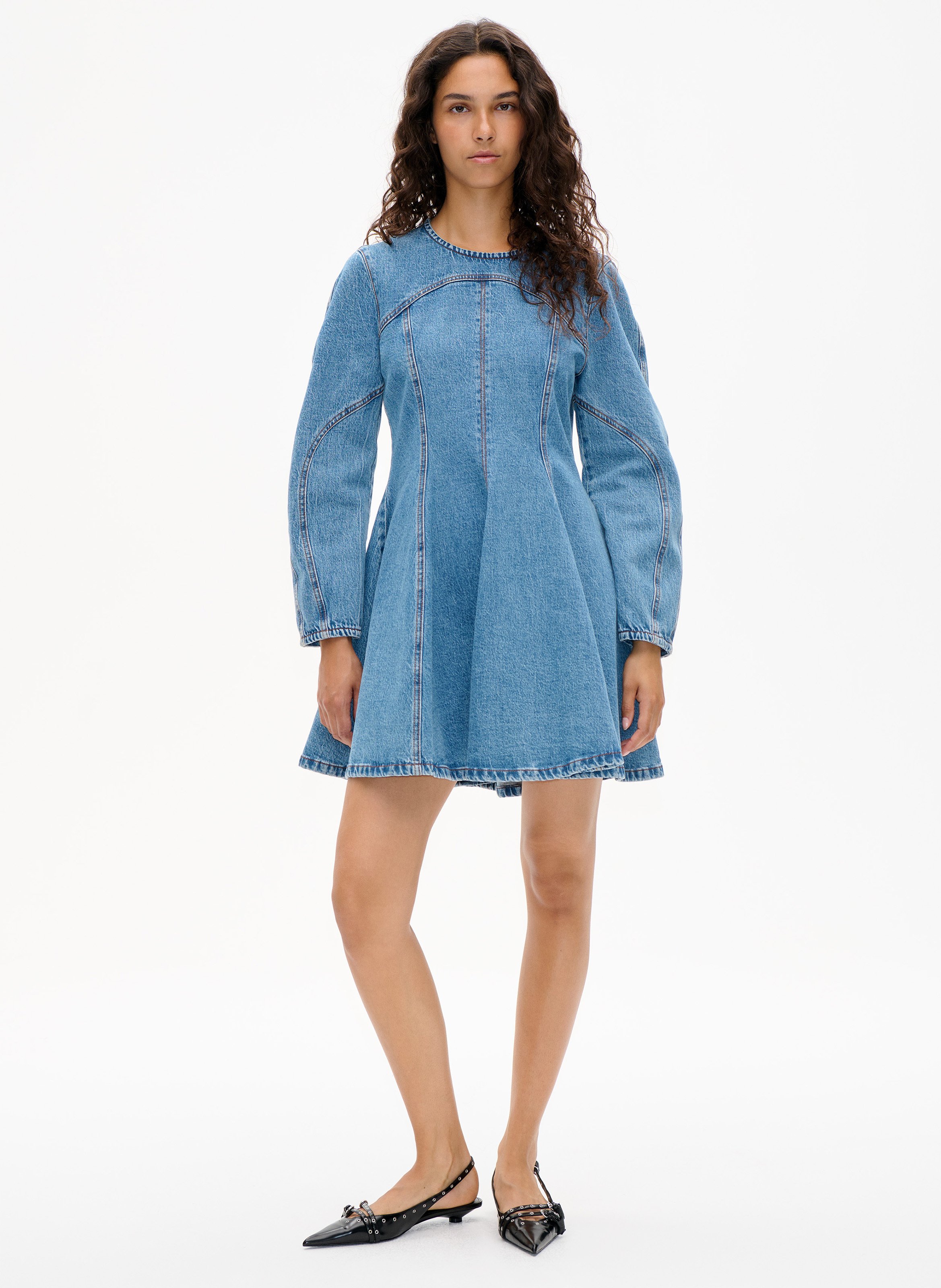 Kurzes, tailliertes Kleid aus Denim BAUM UND PFERDGARTEN Blau