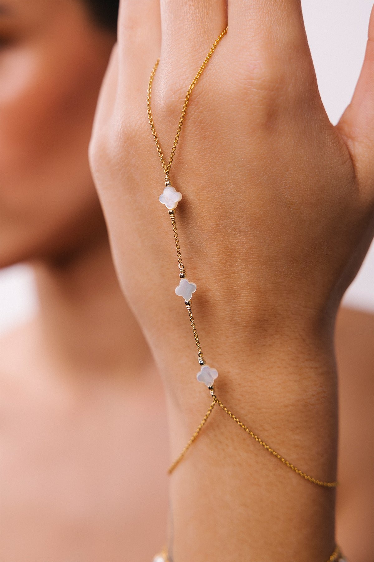 Hand jewel - mother of pearl YAY Golden