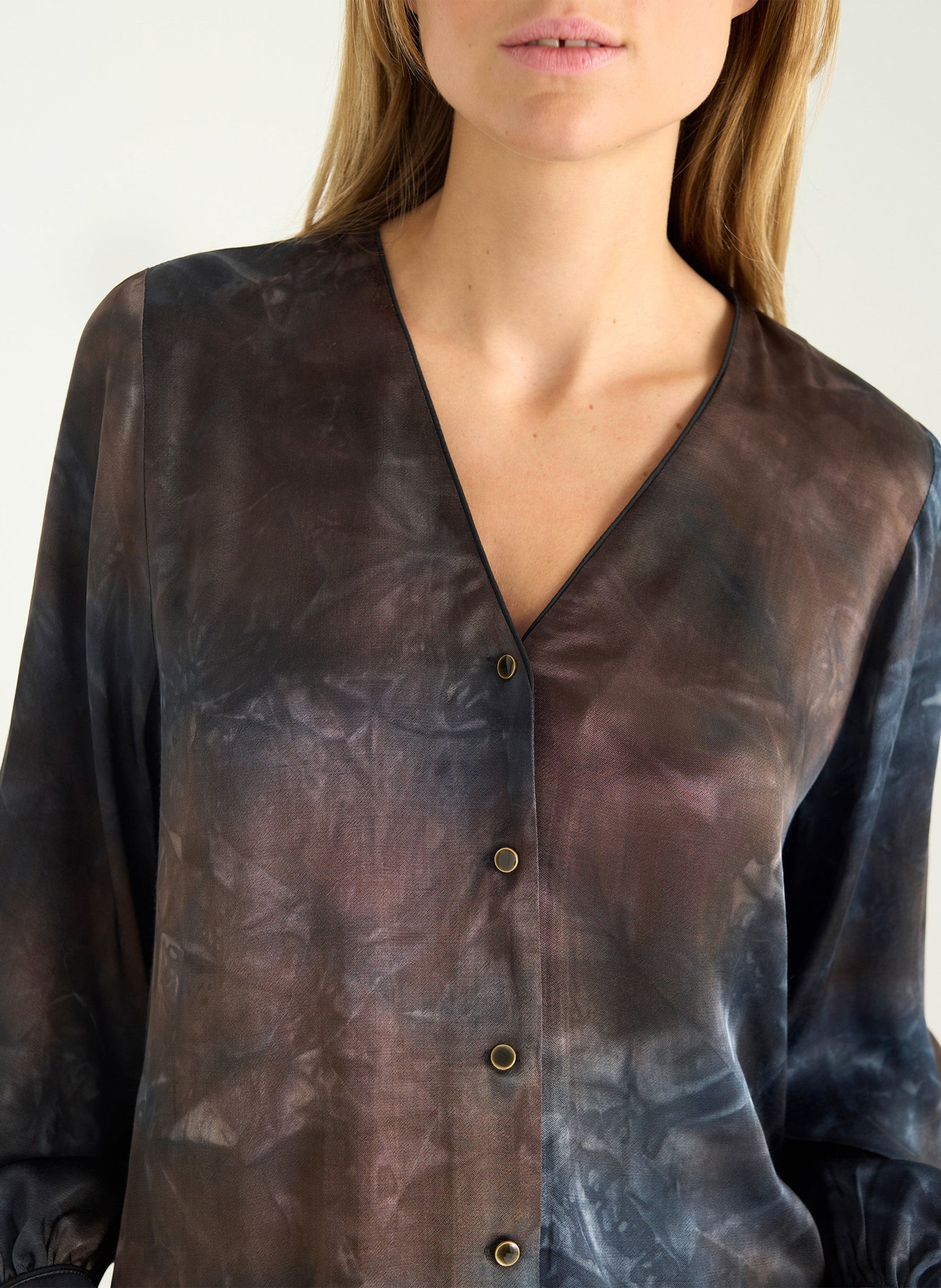 Bedrucktes V-Ausschnitt-Shirt ACOTE Schwarz