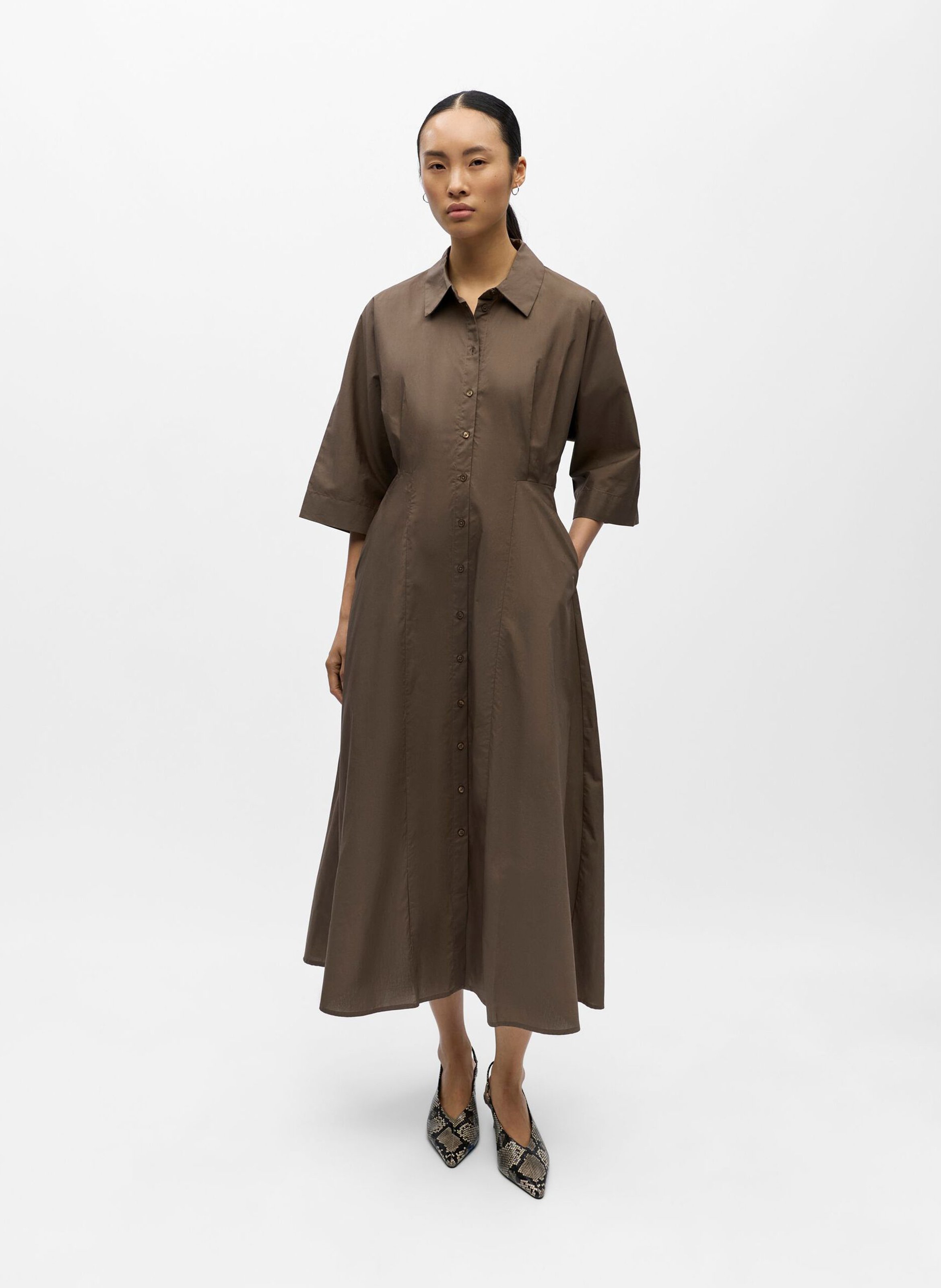 Langärmliges Kleid mit klassischem Kragen aus Bio-Baumwolle und Baumwolle. OBJECT Braun