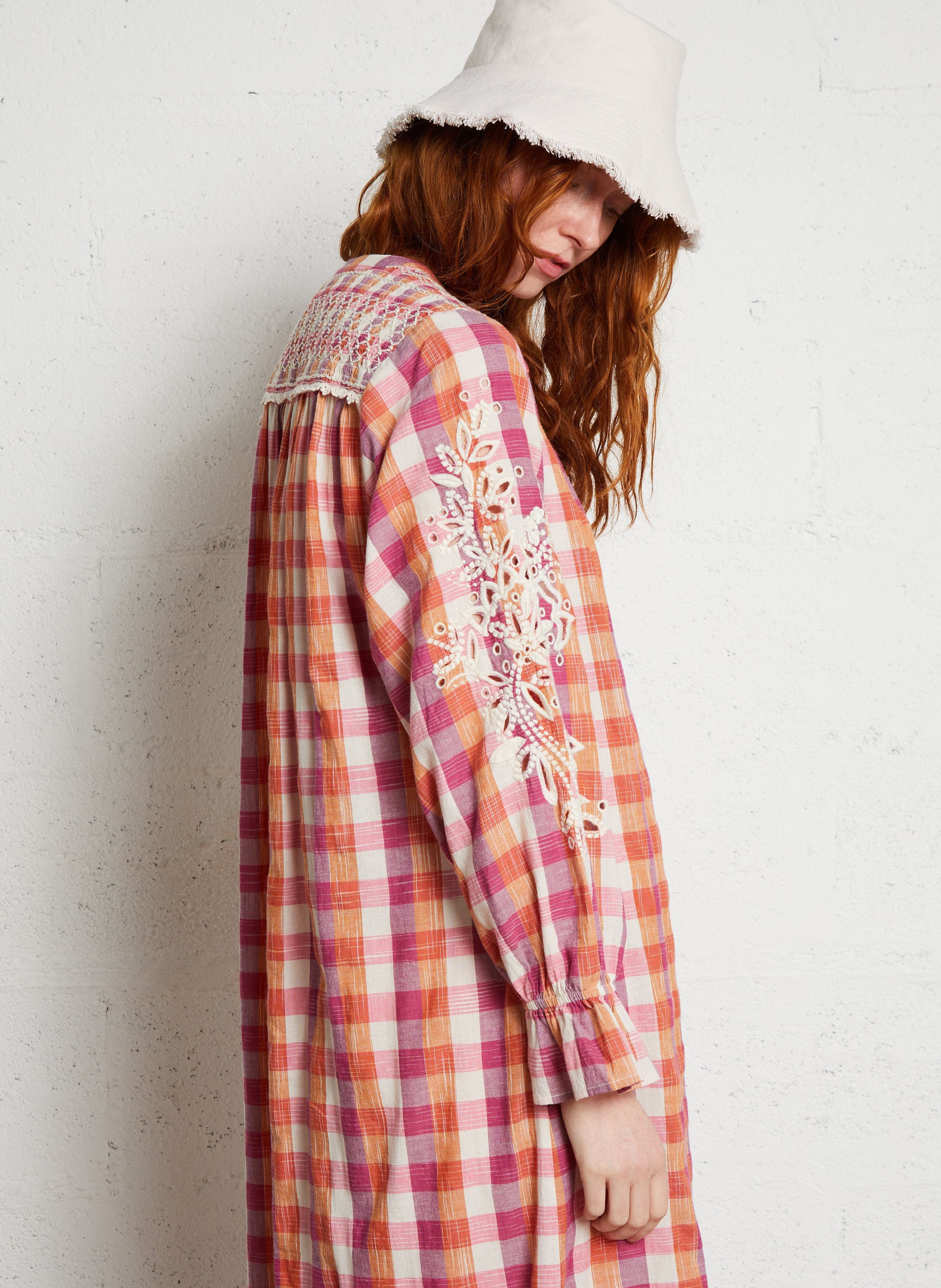 Kariertes Midikleid mit Rundhalsausschnitt Beige