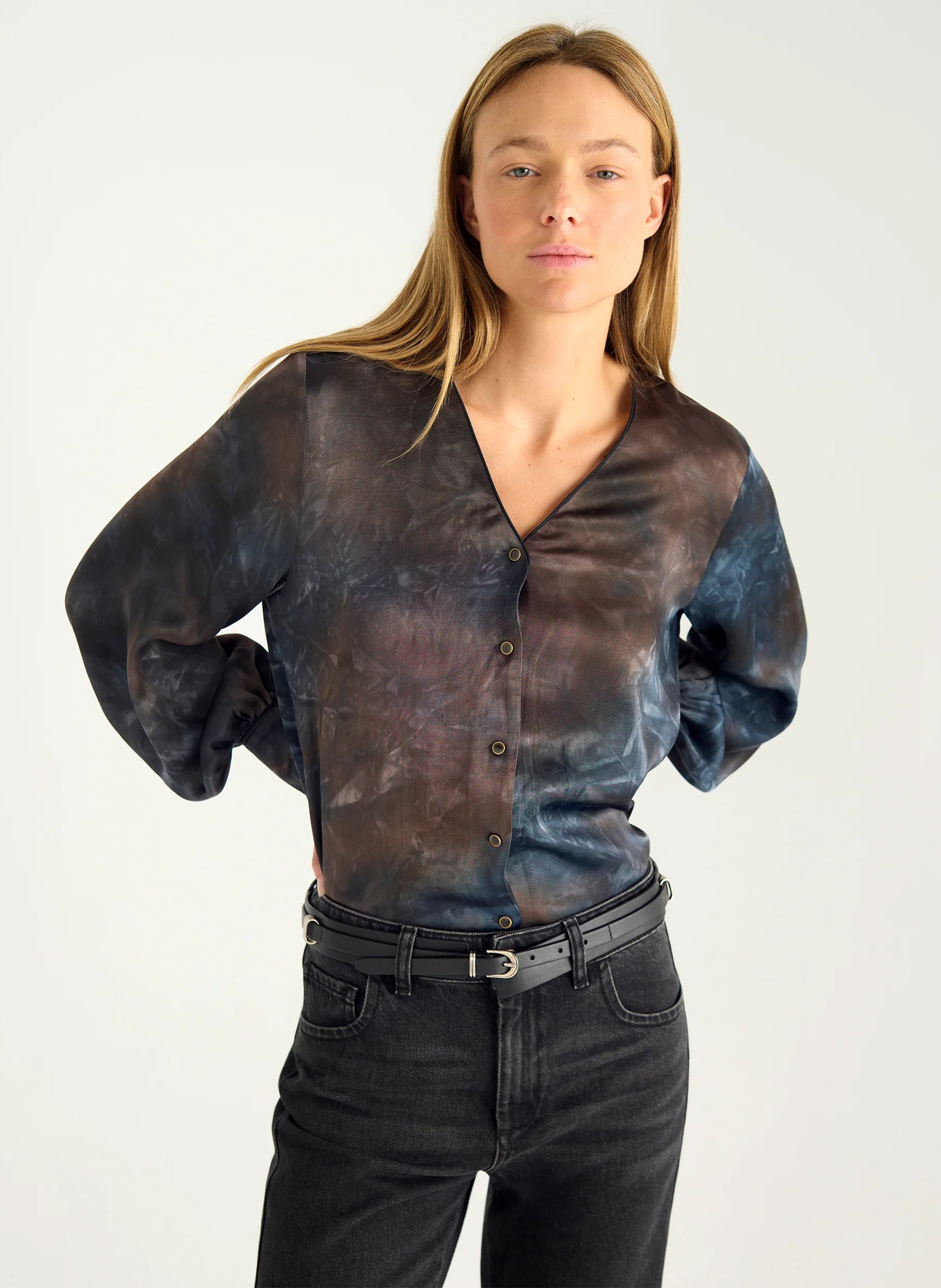 Bedrucktes V-Ausschnitt-Shirt ACOTE Schwarz