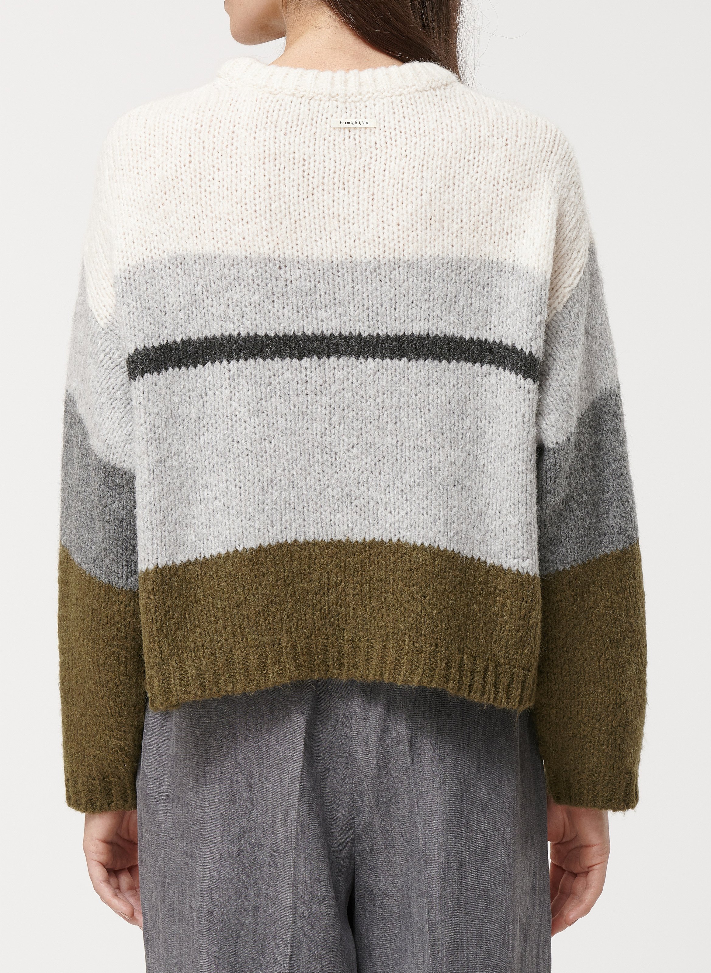 Weiter Rundhalsausschnitt Pullover mit Streifenmuster aus gemischtem Strickgewebe. HUMILITY Silber