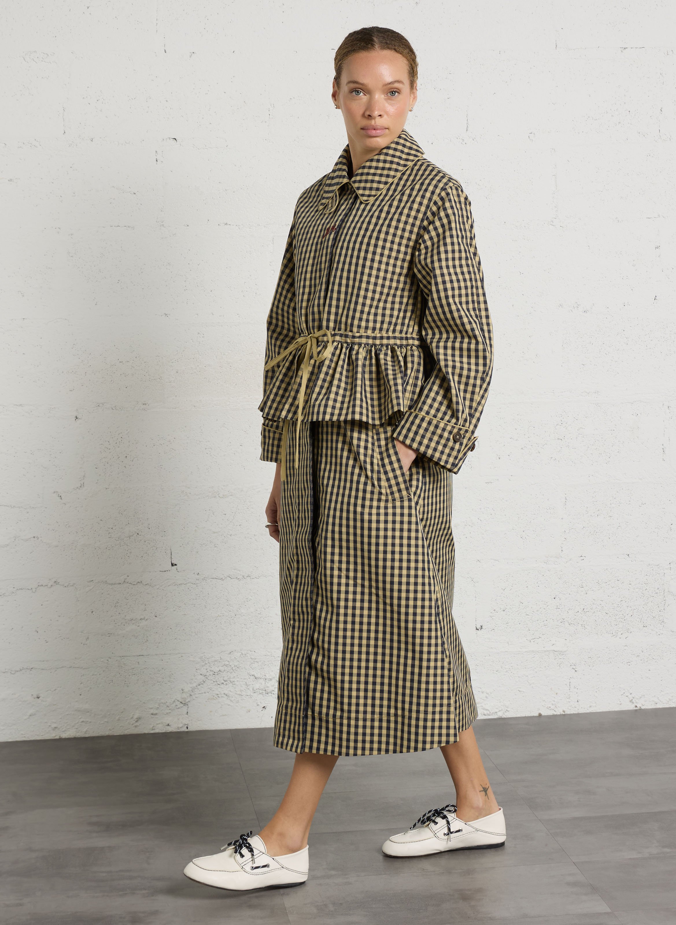 Oversized trenchcoat met klassieke kraag in biologisch katoenmix met print. DAMSON MADDER Blauw
