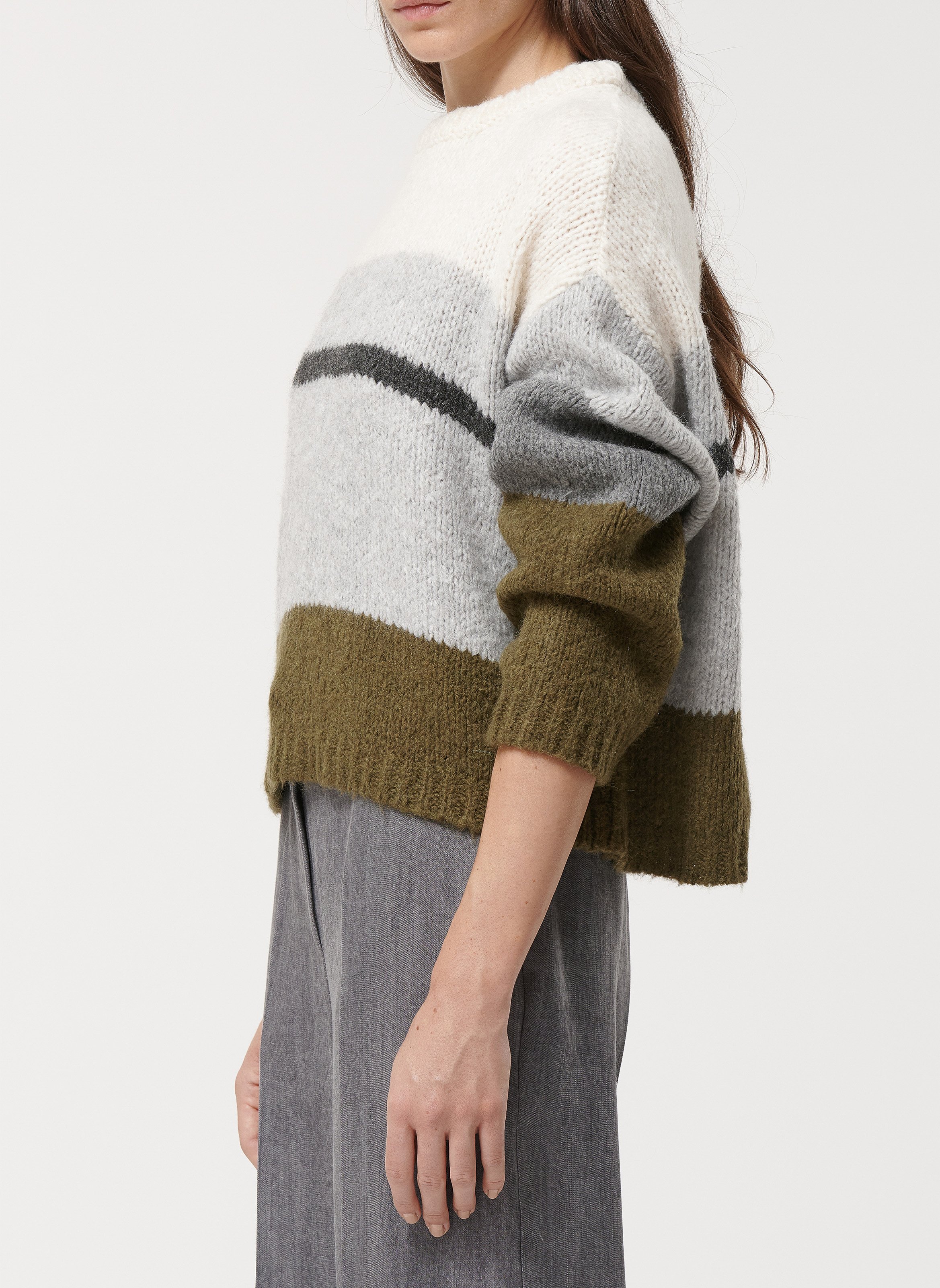 Weiter Rundhalsausschnitt Pullover mit Streifenmuster aus gemischtem Strickgewebe. HUMILITY Silber