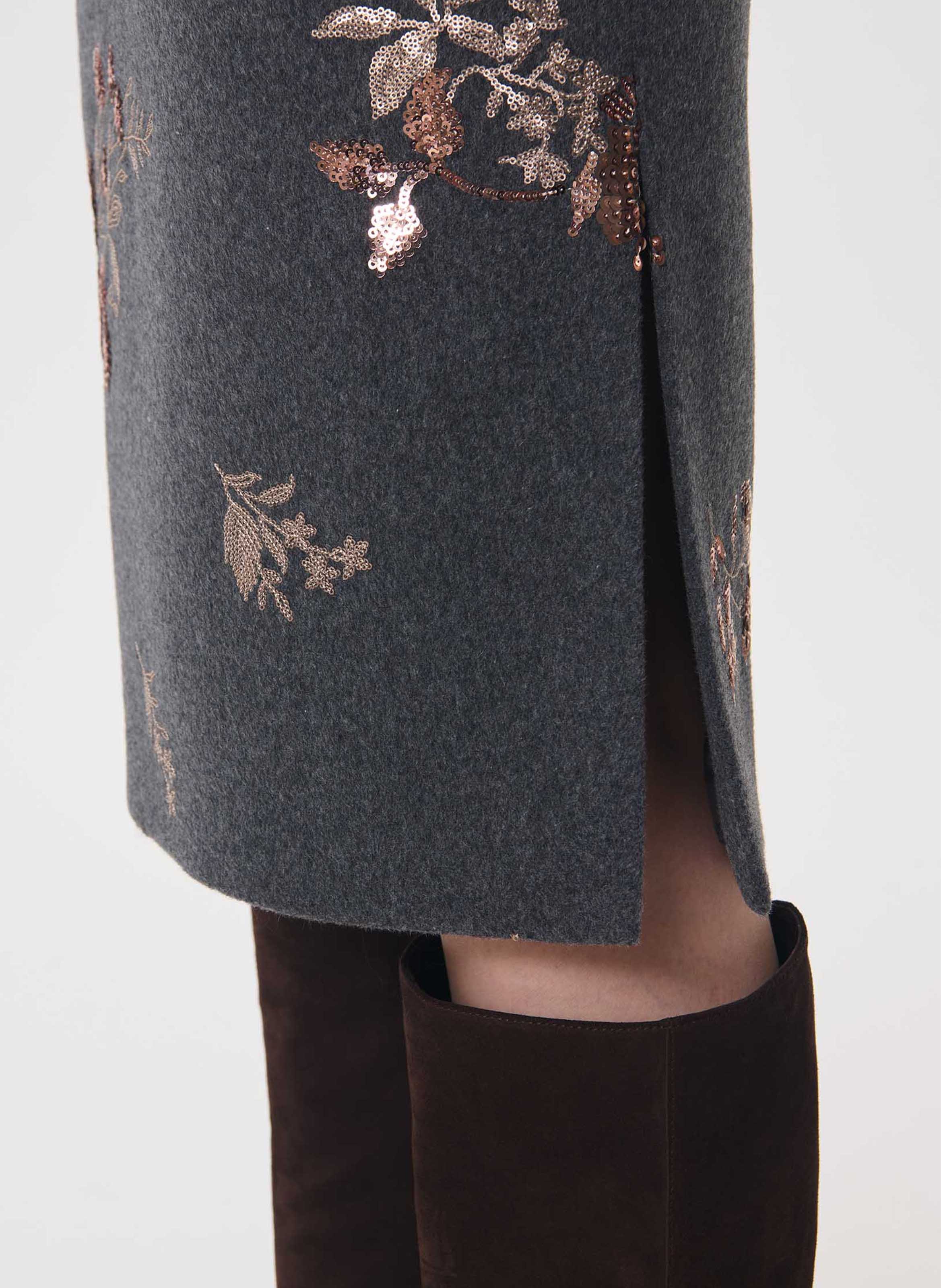 Jupe midi à broderie florale TARA JARMON Gris