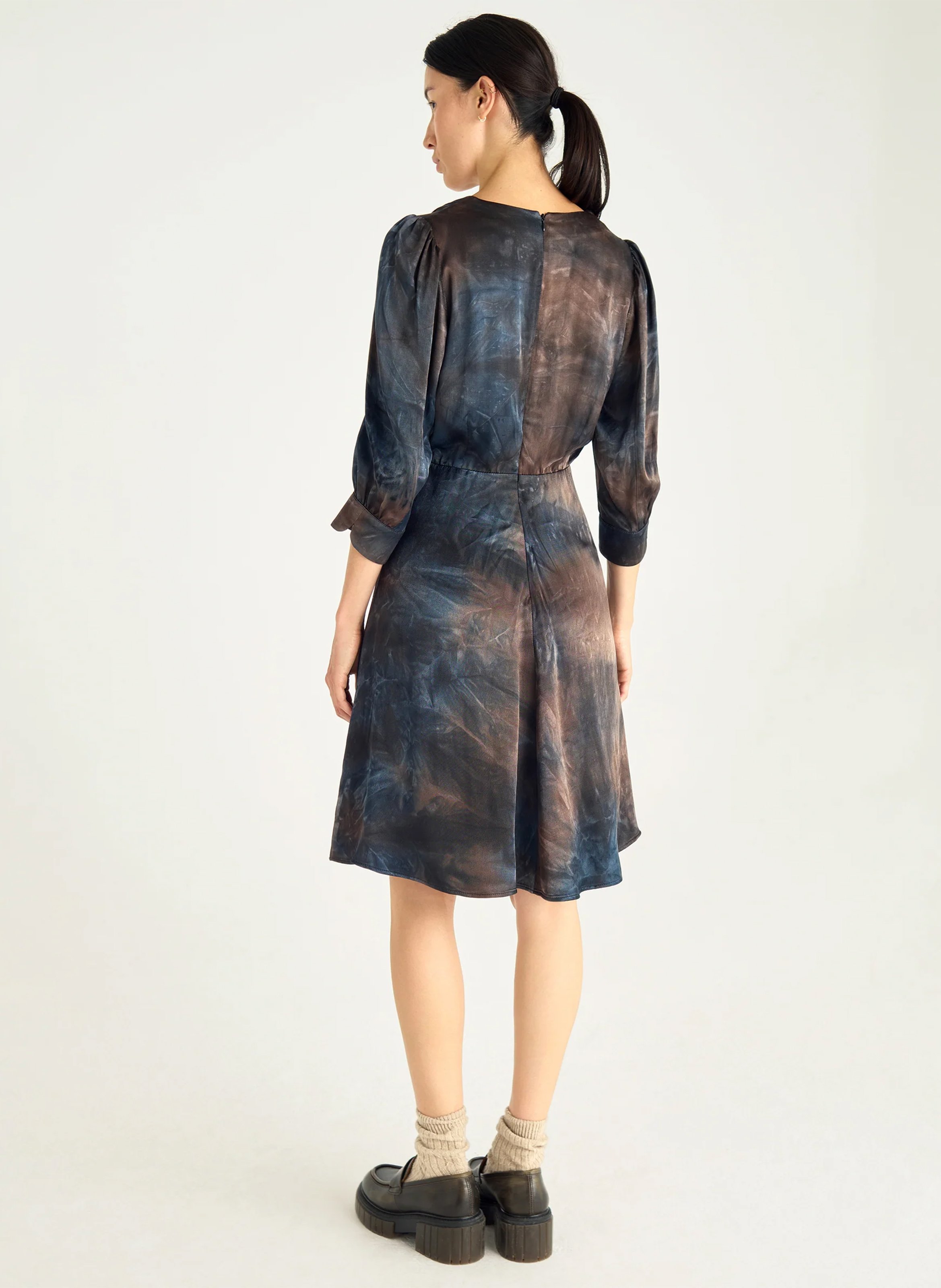 Knielanges fließendes bedrucktes Kleid mit V-Ausschnitt ACOTE Schwarz