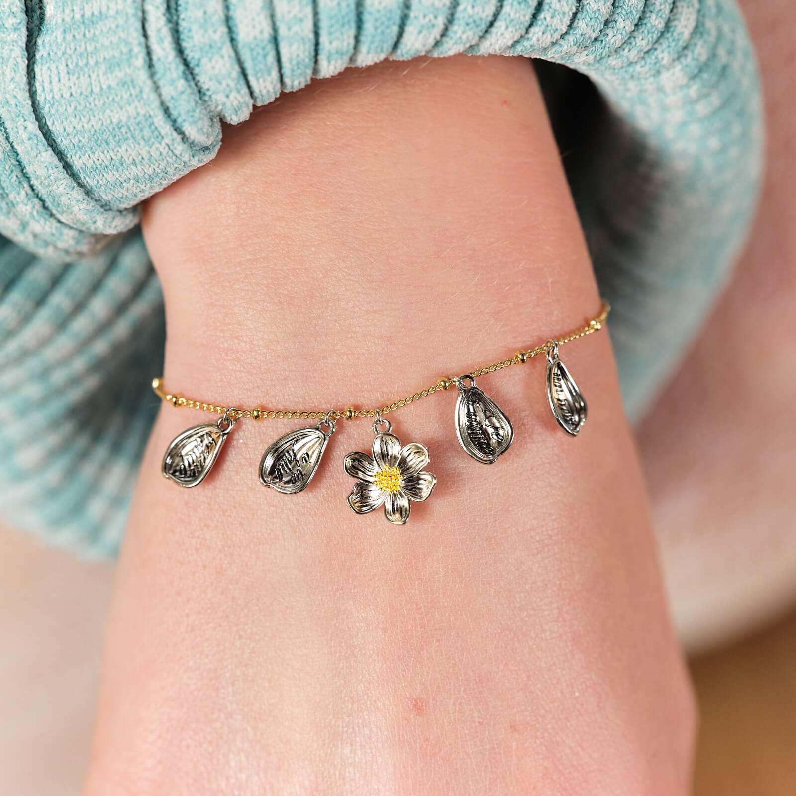Engraved petals and daisy fine bracelet Multicolored