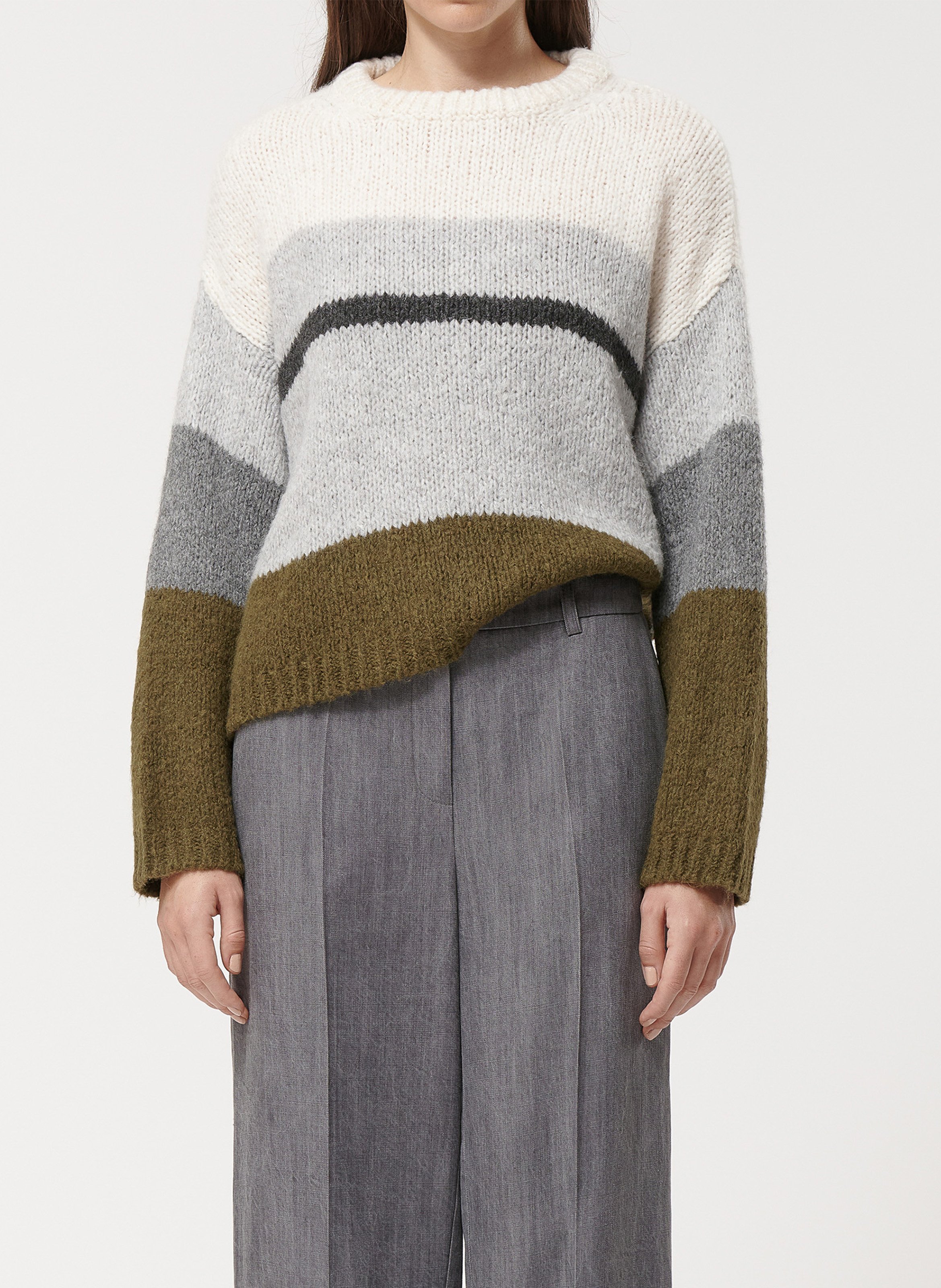 Weiter Rundhalsausschnitt Pullover mit Streifenmuster aus gemischtem Strickgewebe. HUMILITY Silber