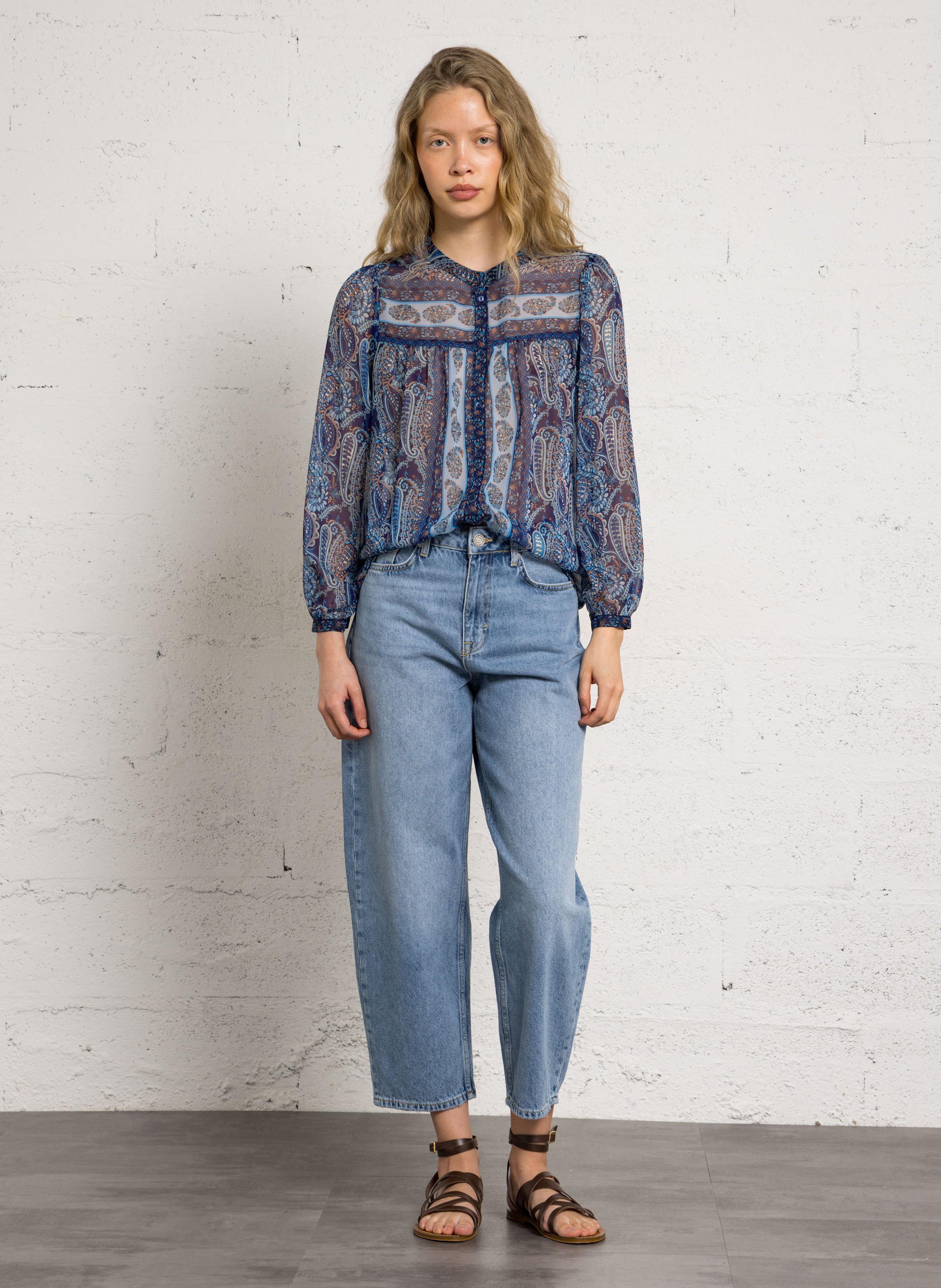 Wijdvallende blouse met Mao-kraag en print. SUD EXPRESS Blauw
