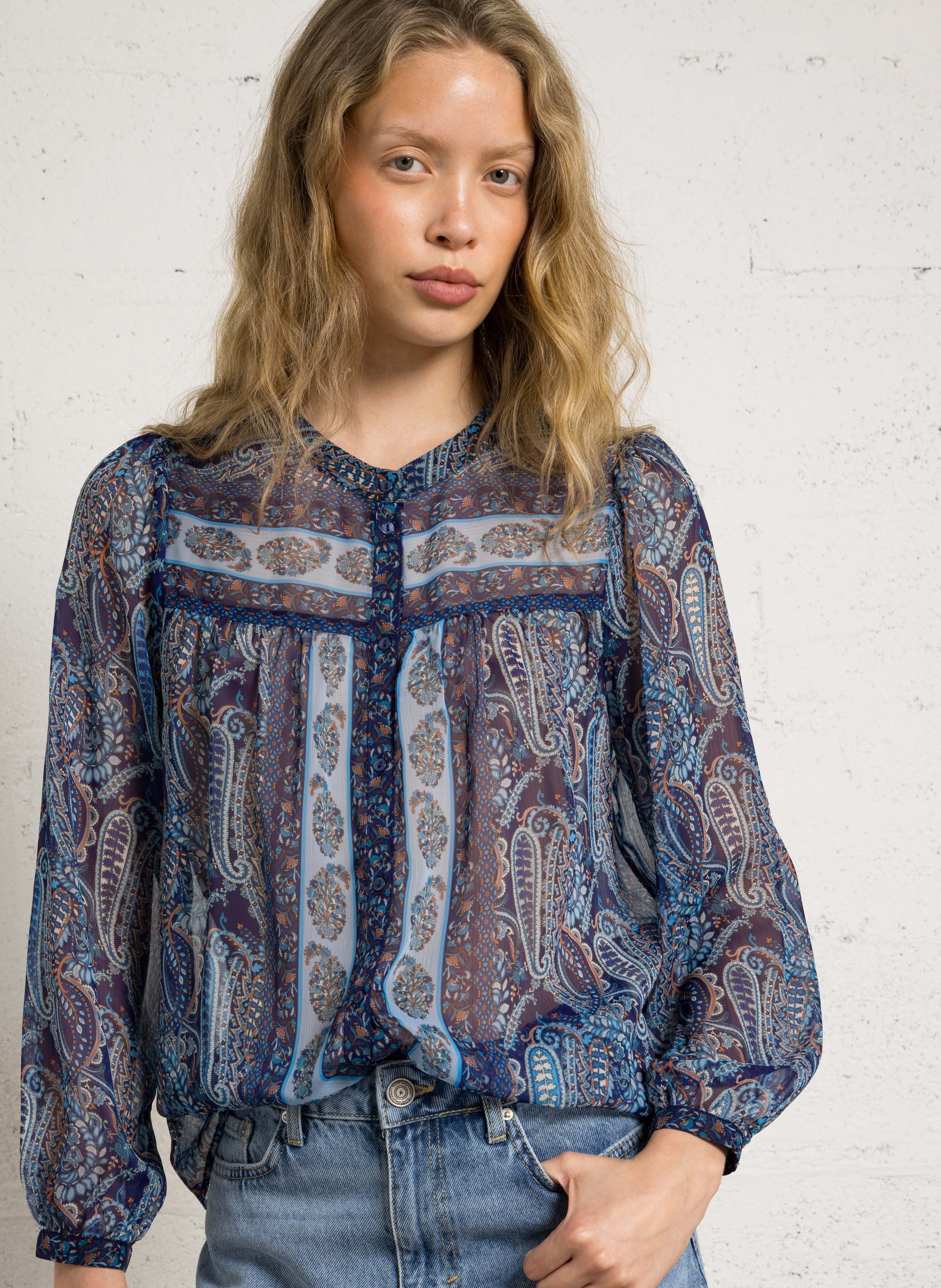Wijdvallende blouse met Mao-kraag en print. SUD EXPRESS Blauw