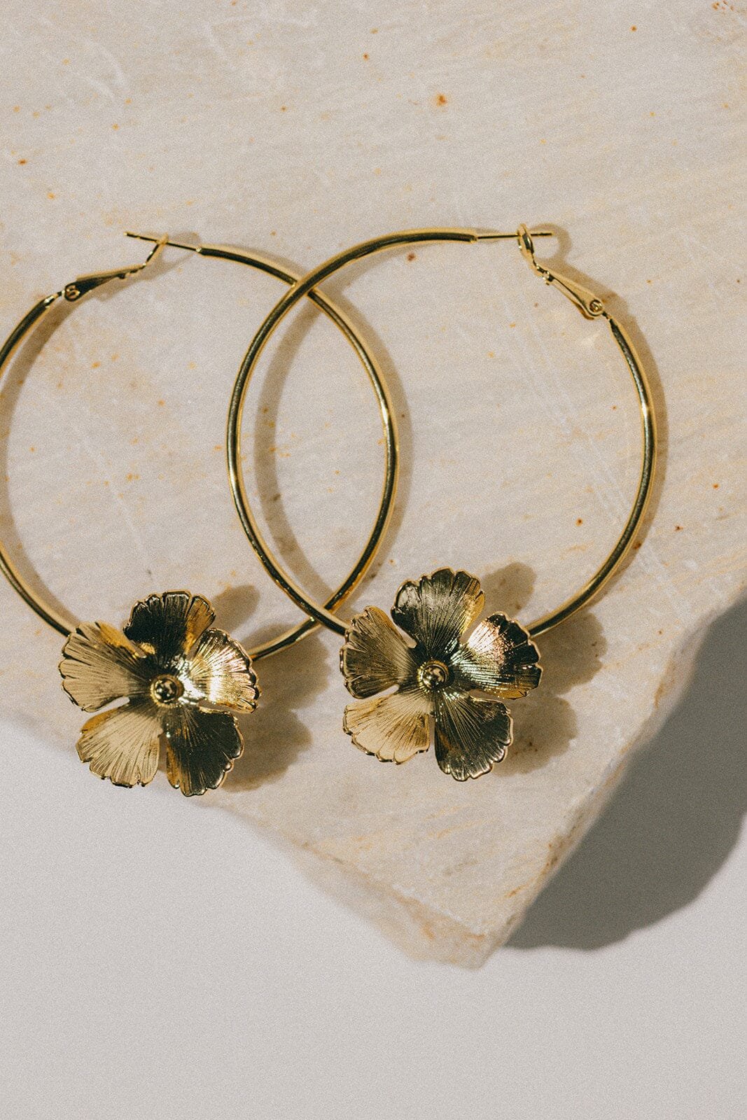 Flower-shaped gold-plated hoop earrings Golden