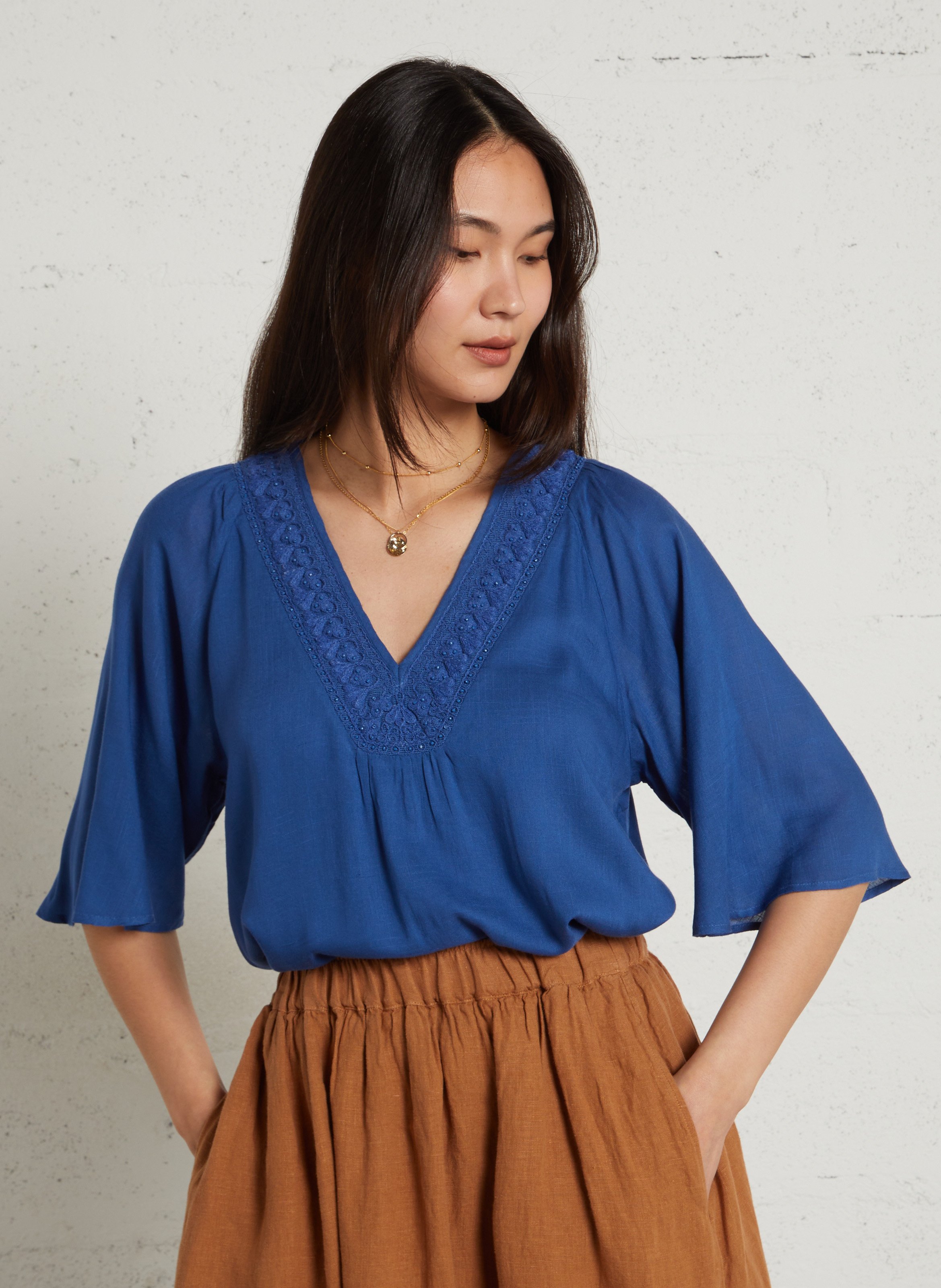 Shirt met V-hals en geborduurde details. MAISON 123