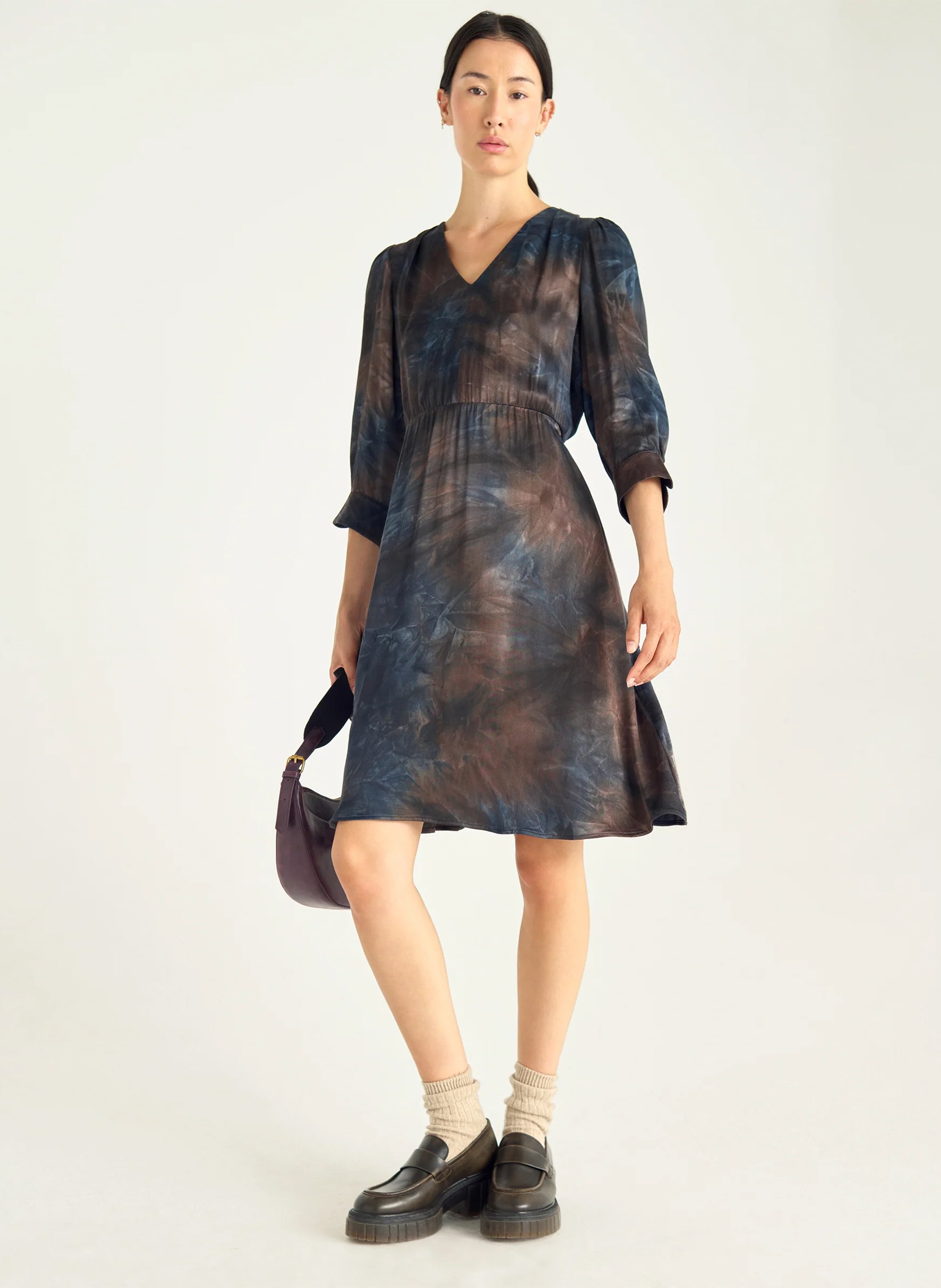 Knielanges fließendes bedrucktes Kleid mit V-Ausschnitt ACOTE Schwarz