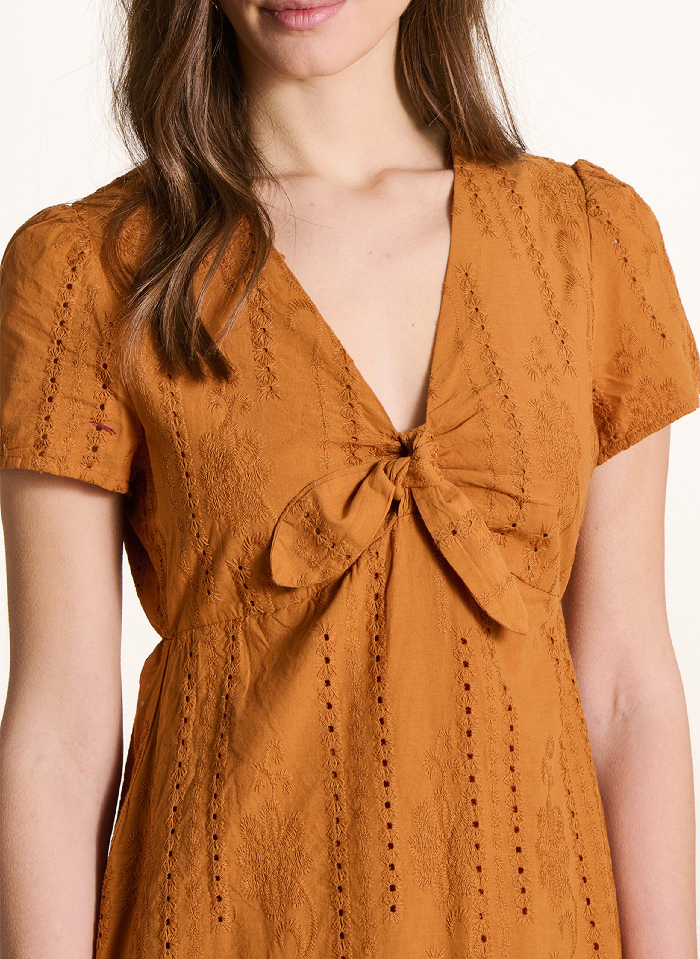 Halflange, katoenen jurk met V-hals LA FEE MARABOUTEE Bruin