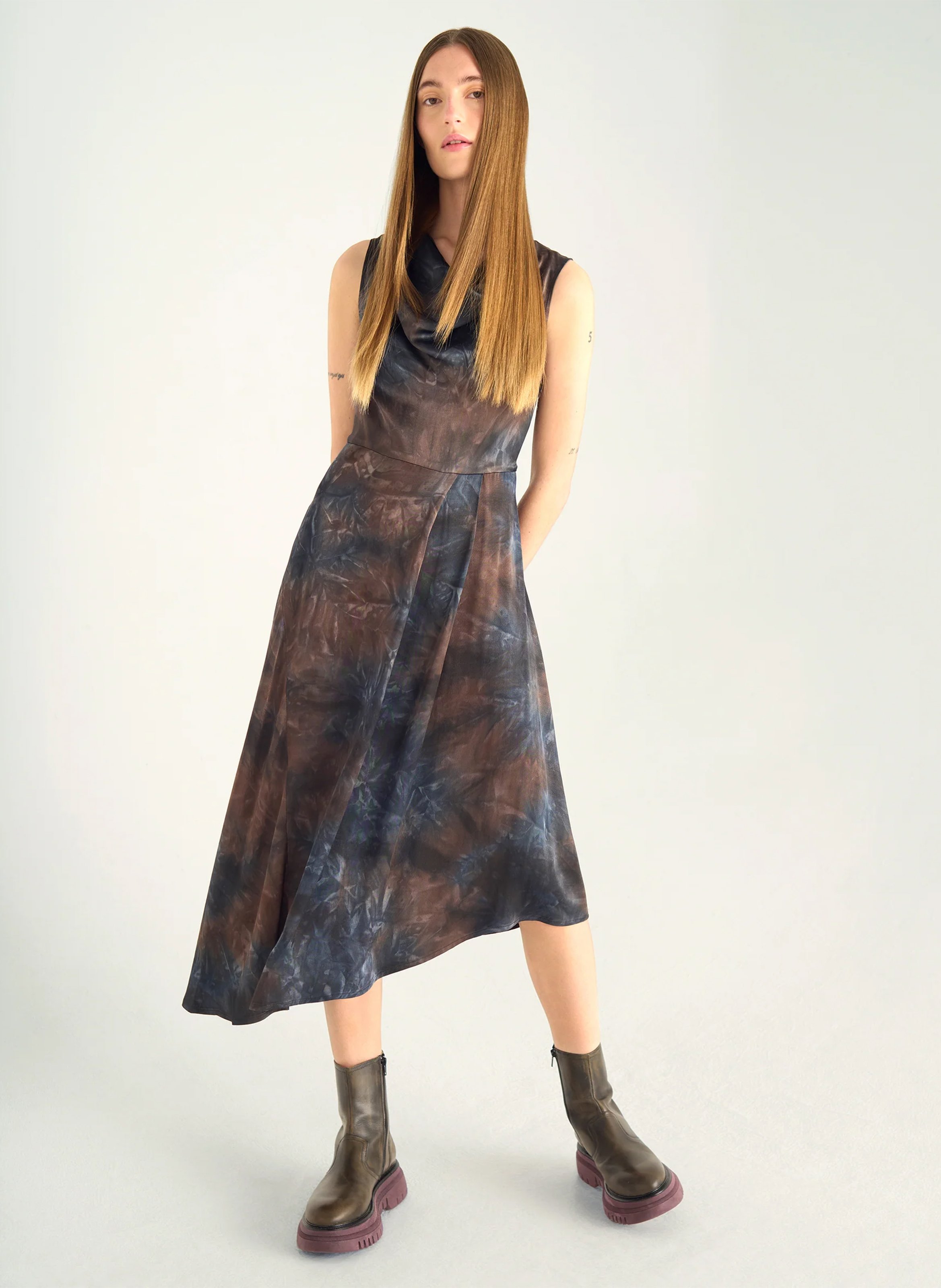 Bedrucktes ärmelloses Midi-Kleid mit Wasserfallausschnitt ACOTE Schwarz