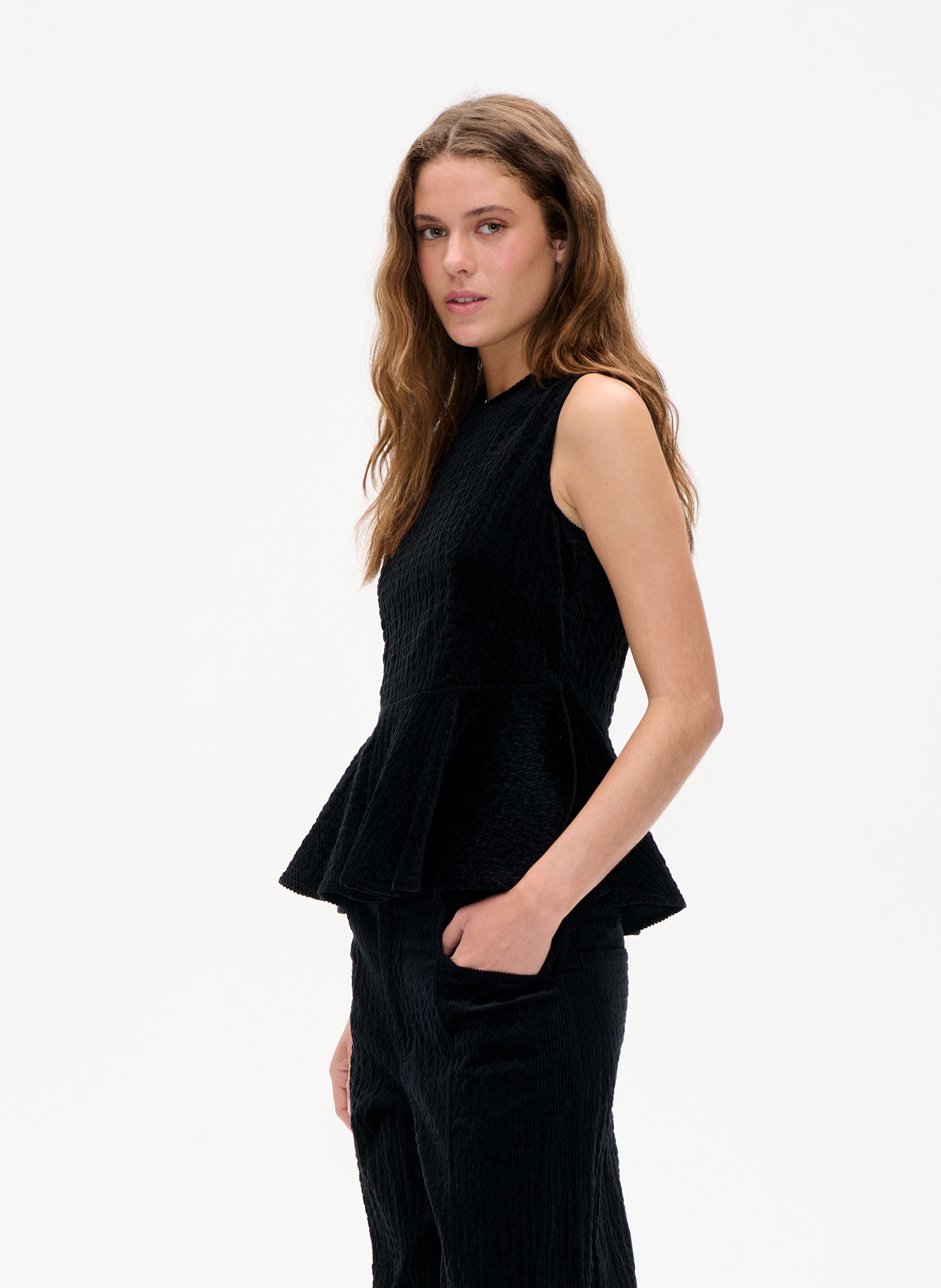 Sleeveless Velvet Ruffle Top BAUM UND PFERDGARTEN Black