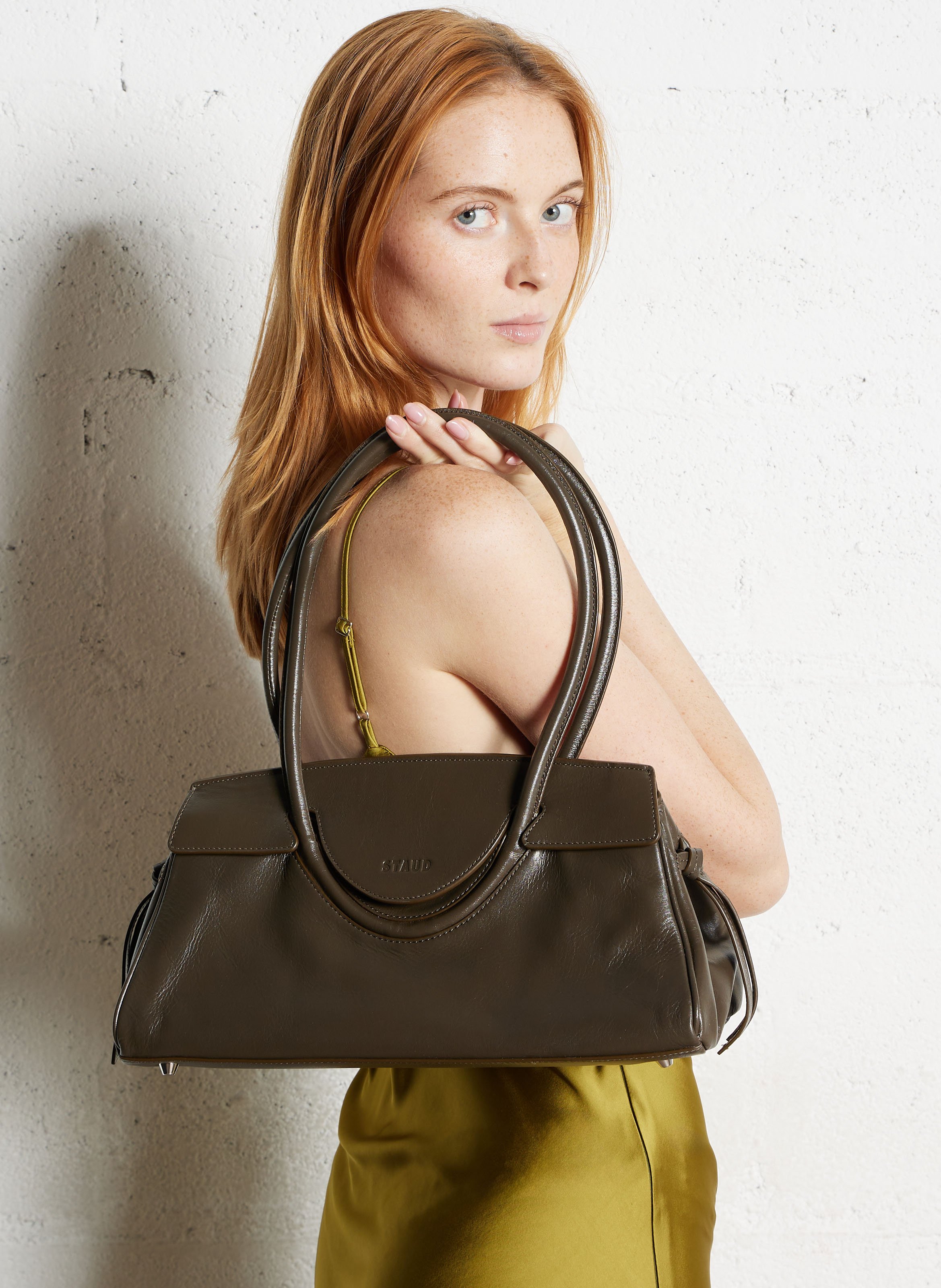 Sac porté épaule à rabat en cuir STAUD Marron