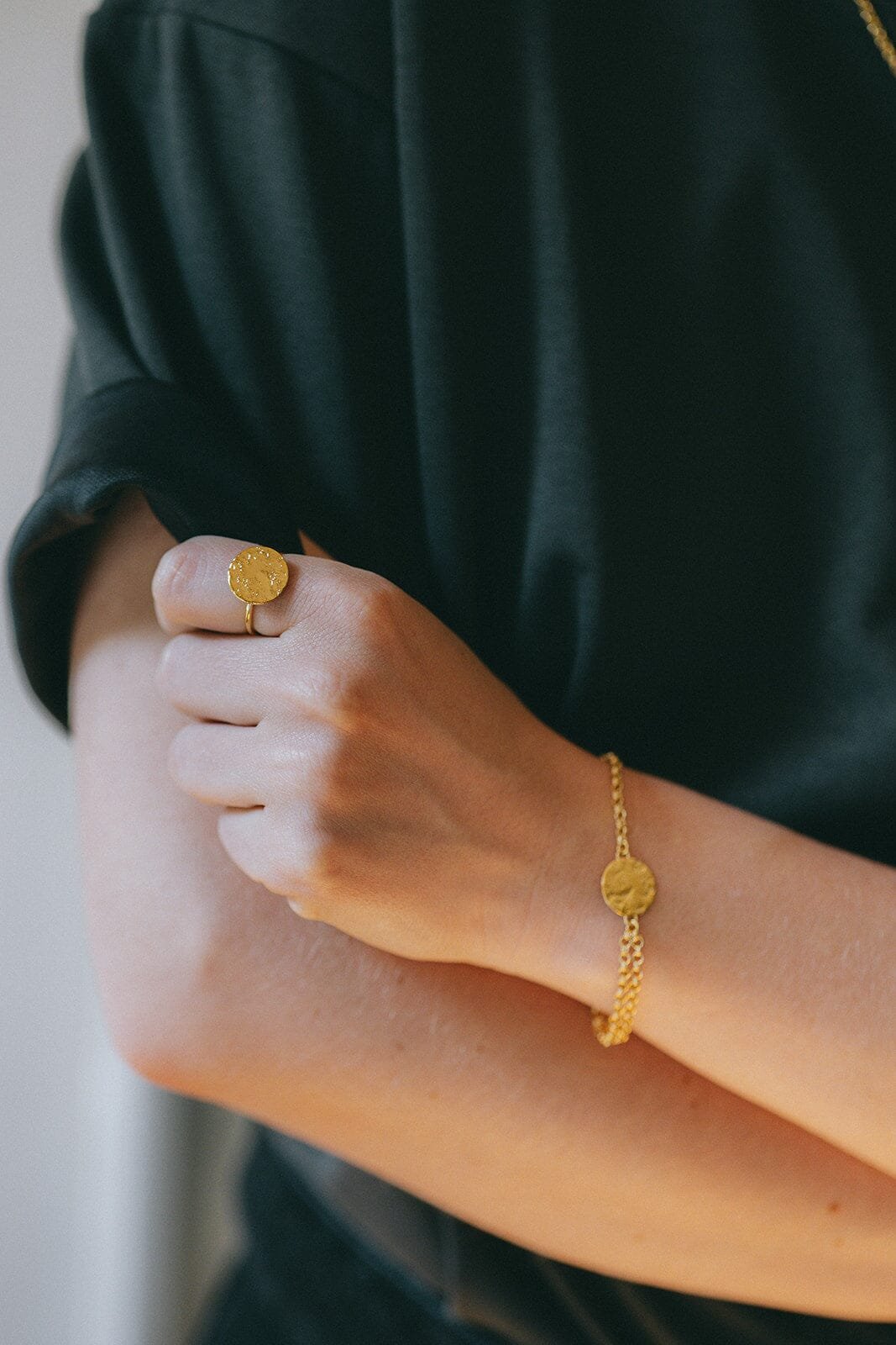 Round hammered gold-plated ring Golden