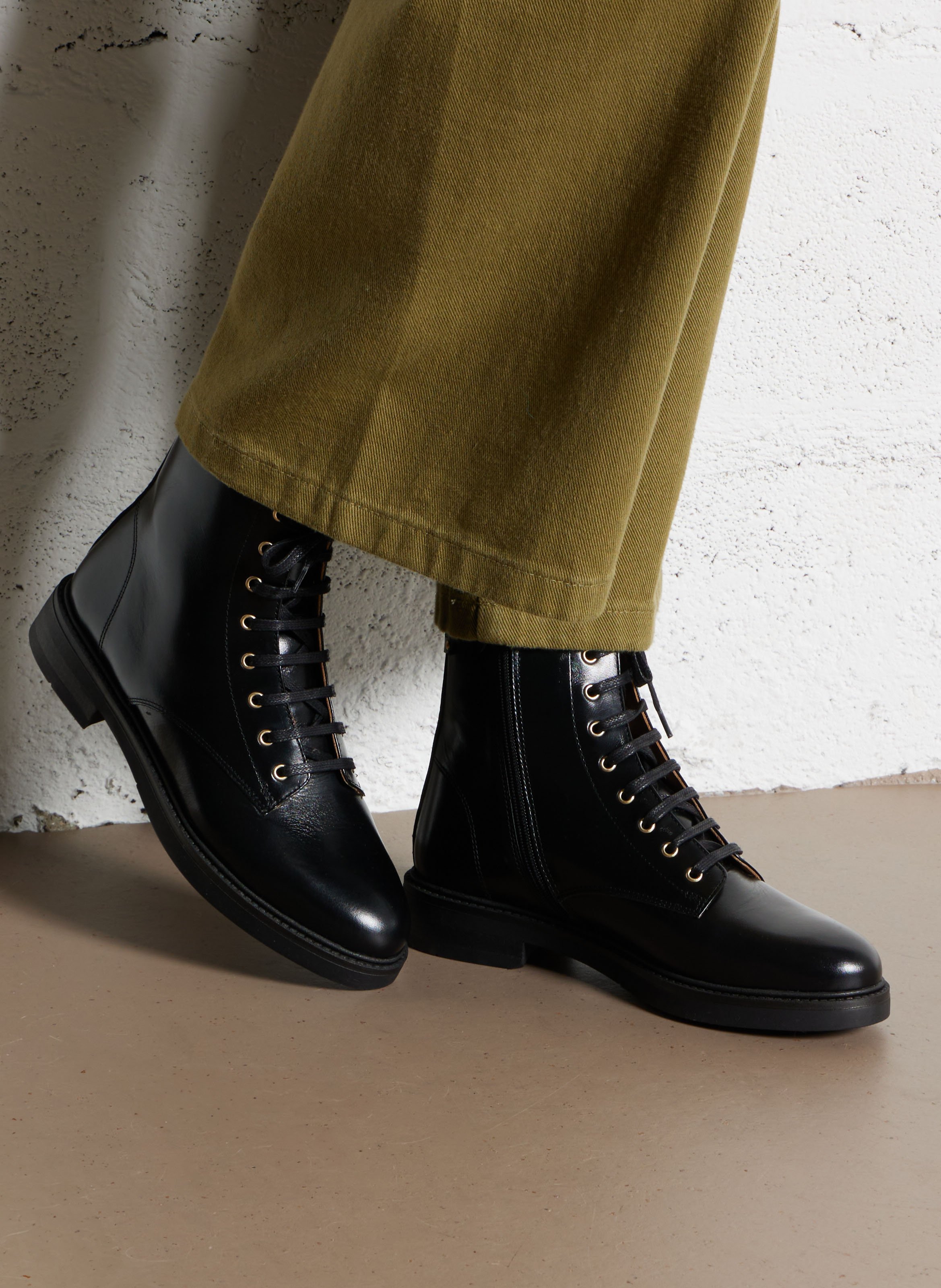 Effen leren enkellaarzen met textuur MAISON TOUFET Zwart