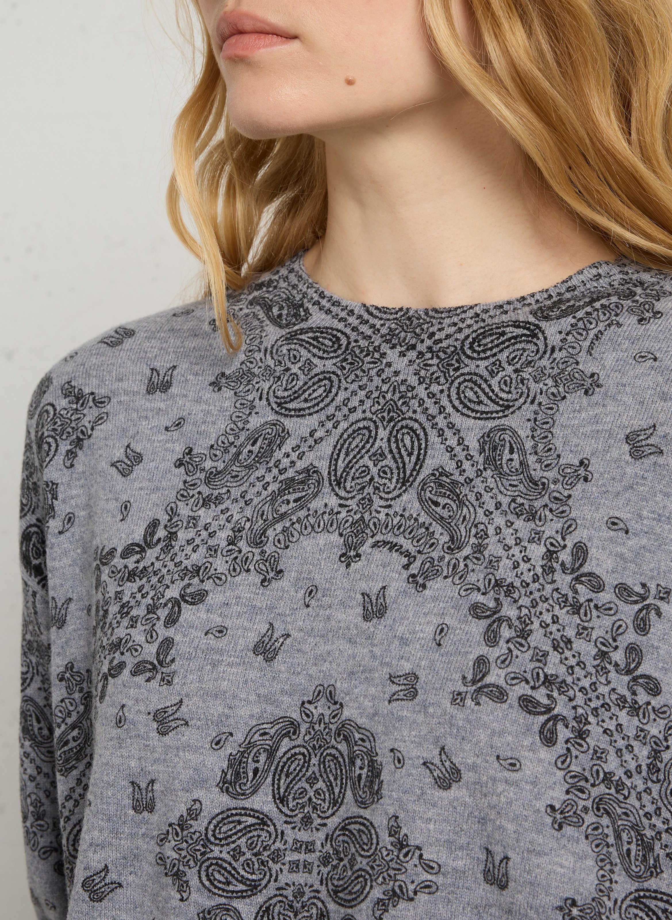 Pull droit col rond imprimé cachemire en laine BERENICE Gris