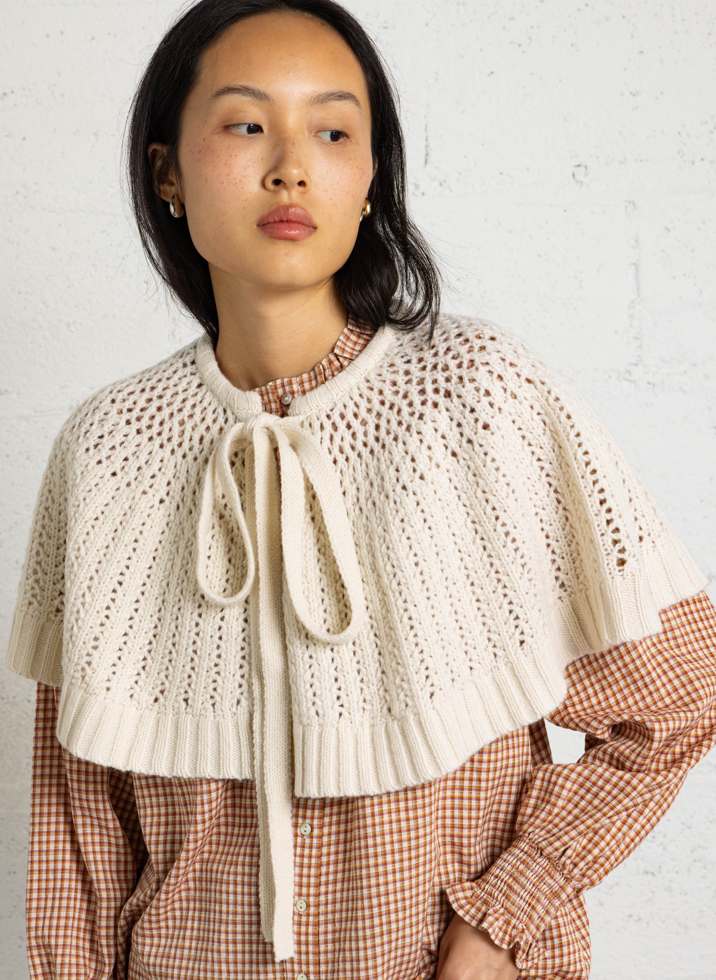 Cape à nouer maille tricotée en laine PETITE MENDIGOTE Beige