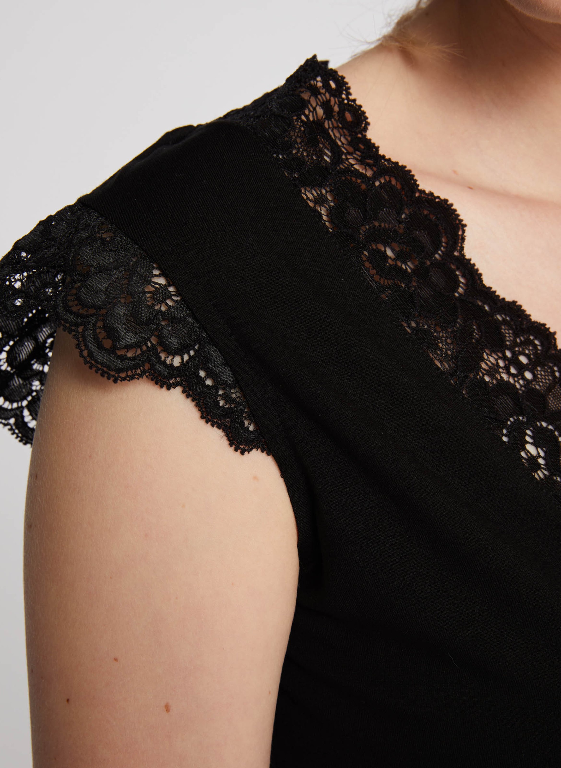 Top mit V-Ausschnitt und Spitze MORGAN Schwarz
