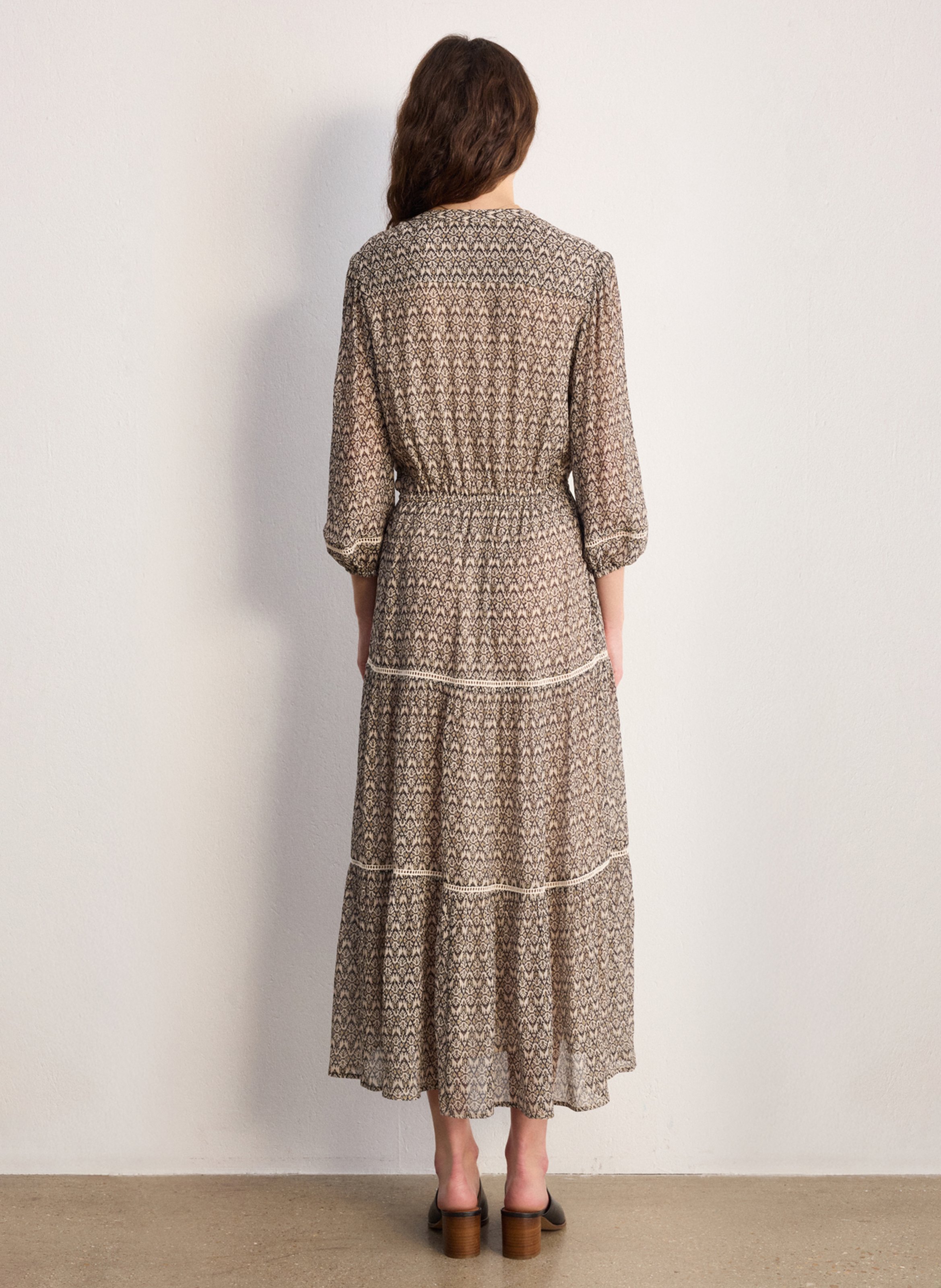 Lange getailleerde jurk met V-hals PABLO Beige