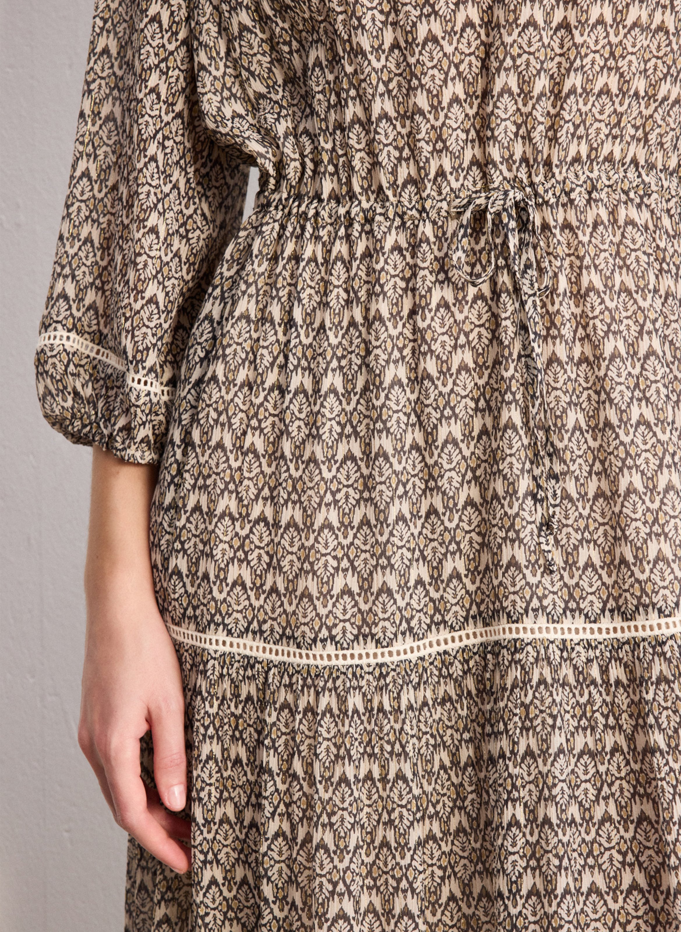 Lange getailleerde jurk met V-hals PABLO Beige