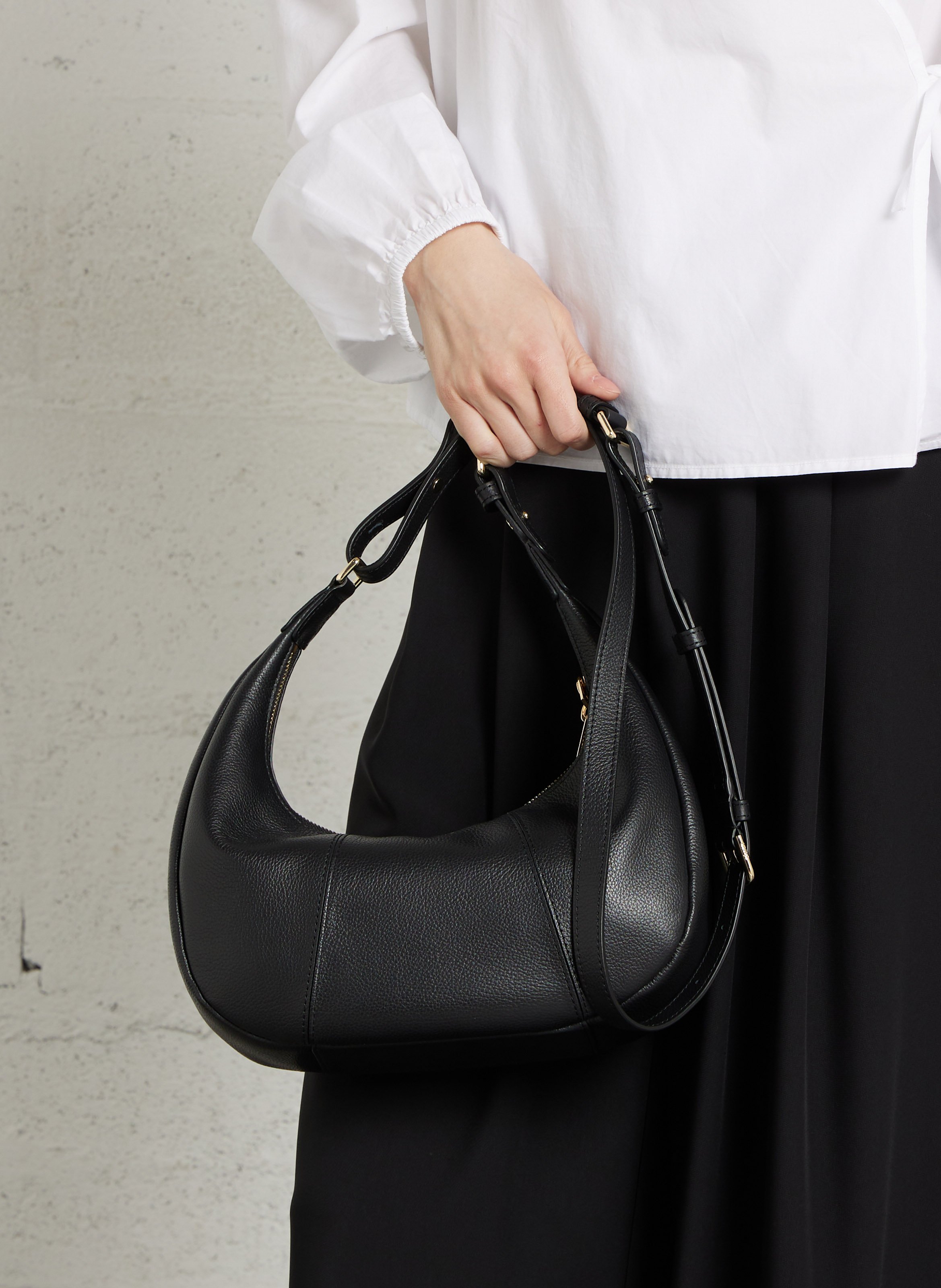 Pequeño bolso hobo con cremallera en cuero granulado LE TANNEUR Negro