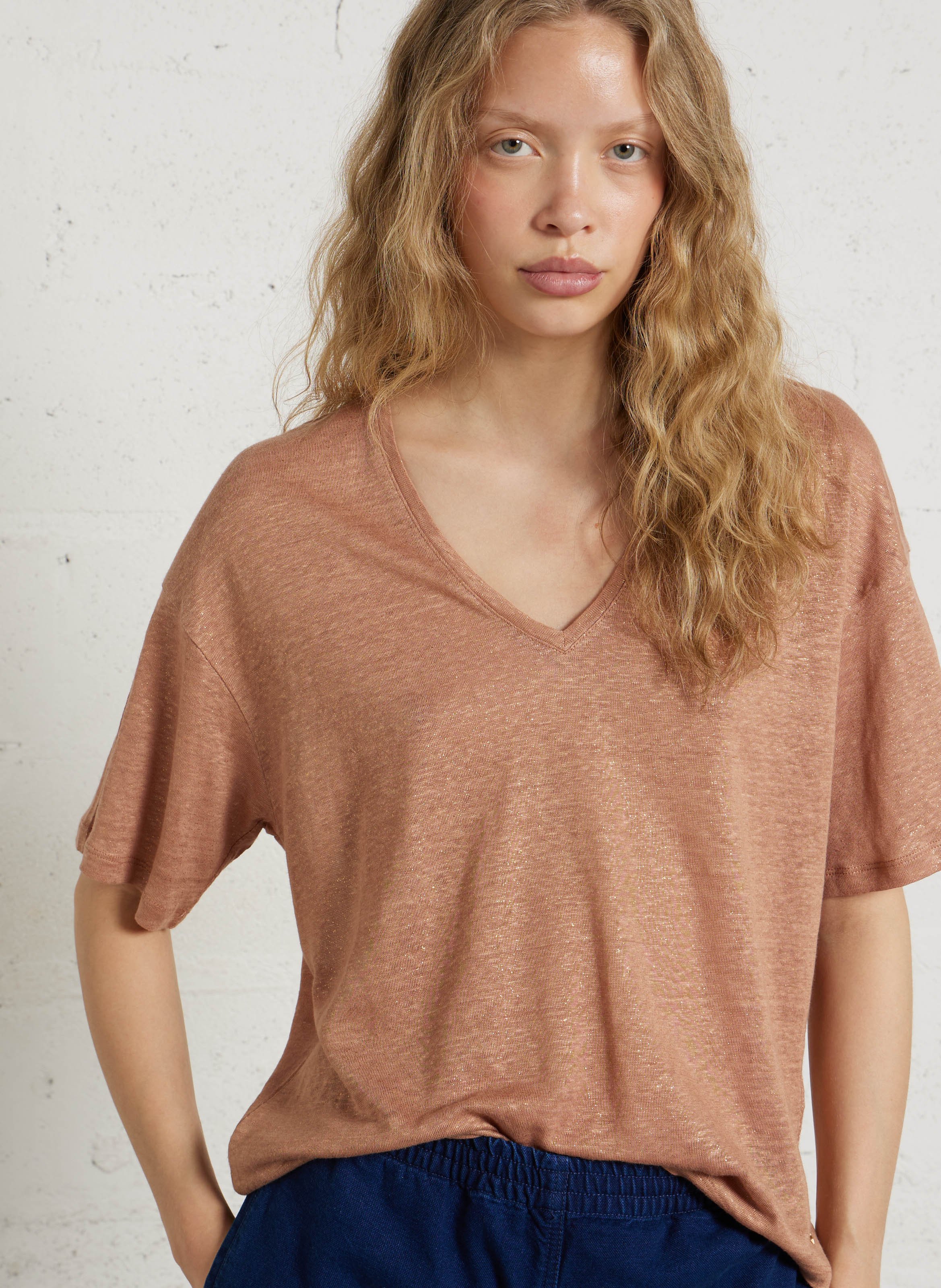 T-Shirt mit V-Ausschnitt und Pailletten aus Leinen DES PETITS HAUTS Braun