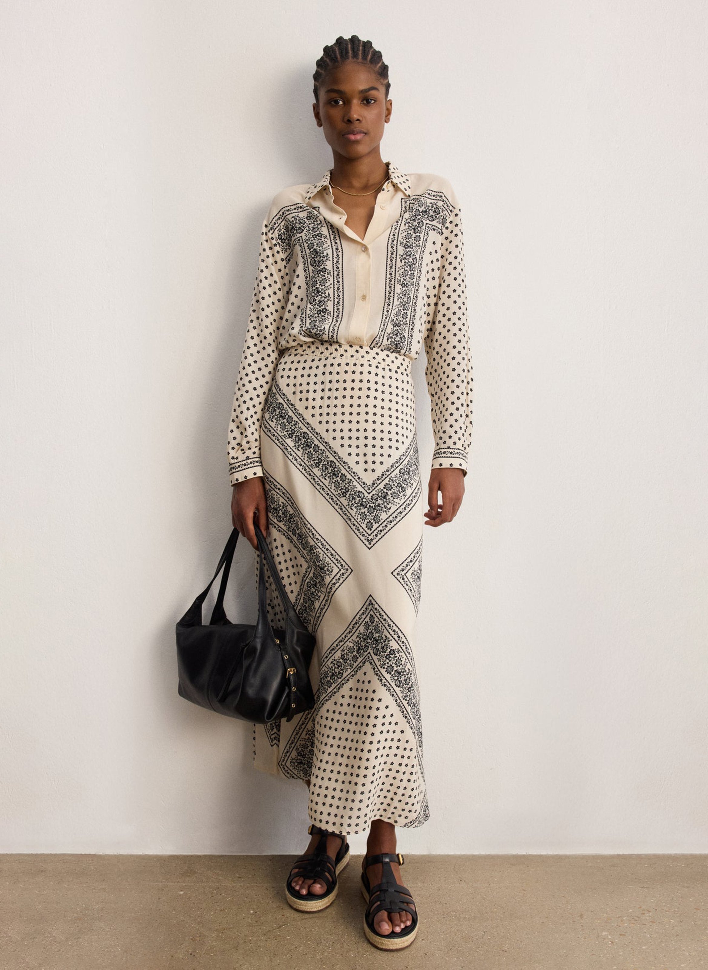 Camisa fluida con botones y estampado. PABLO Beige