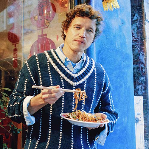 Comment styliser un pull zippé en laine de manière décontractée ?