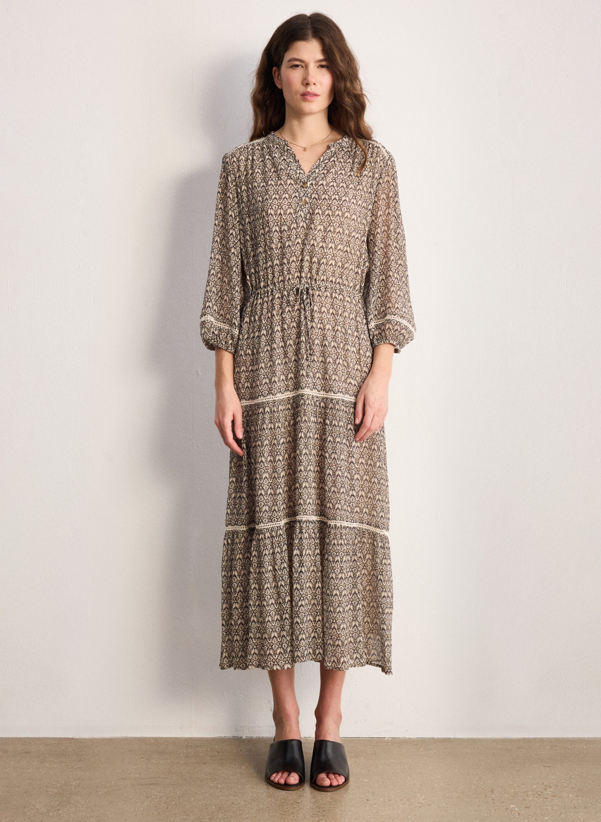 Lange getailleerde jurk met V-hals PABLO Beige