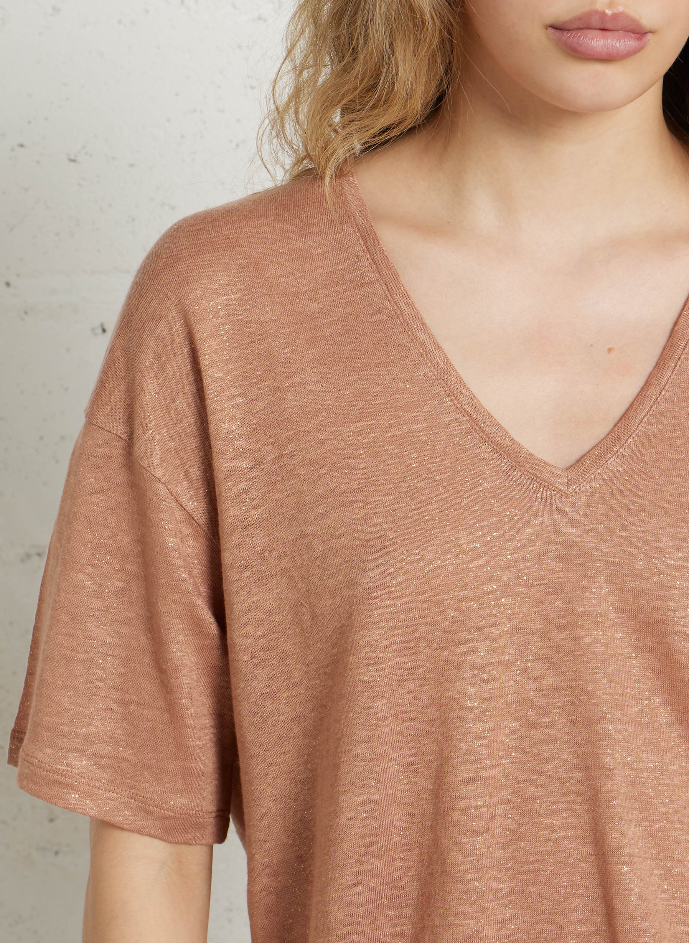 T-Shirt mit V-Ausschnitt und Pailletten aus Leinen DES PETITS HAUTS Braun