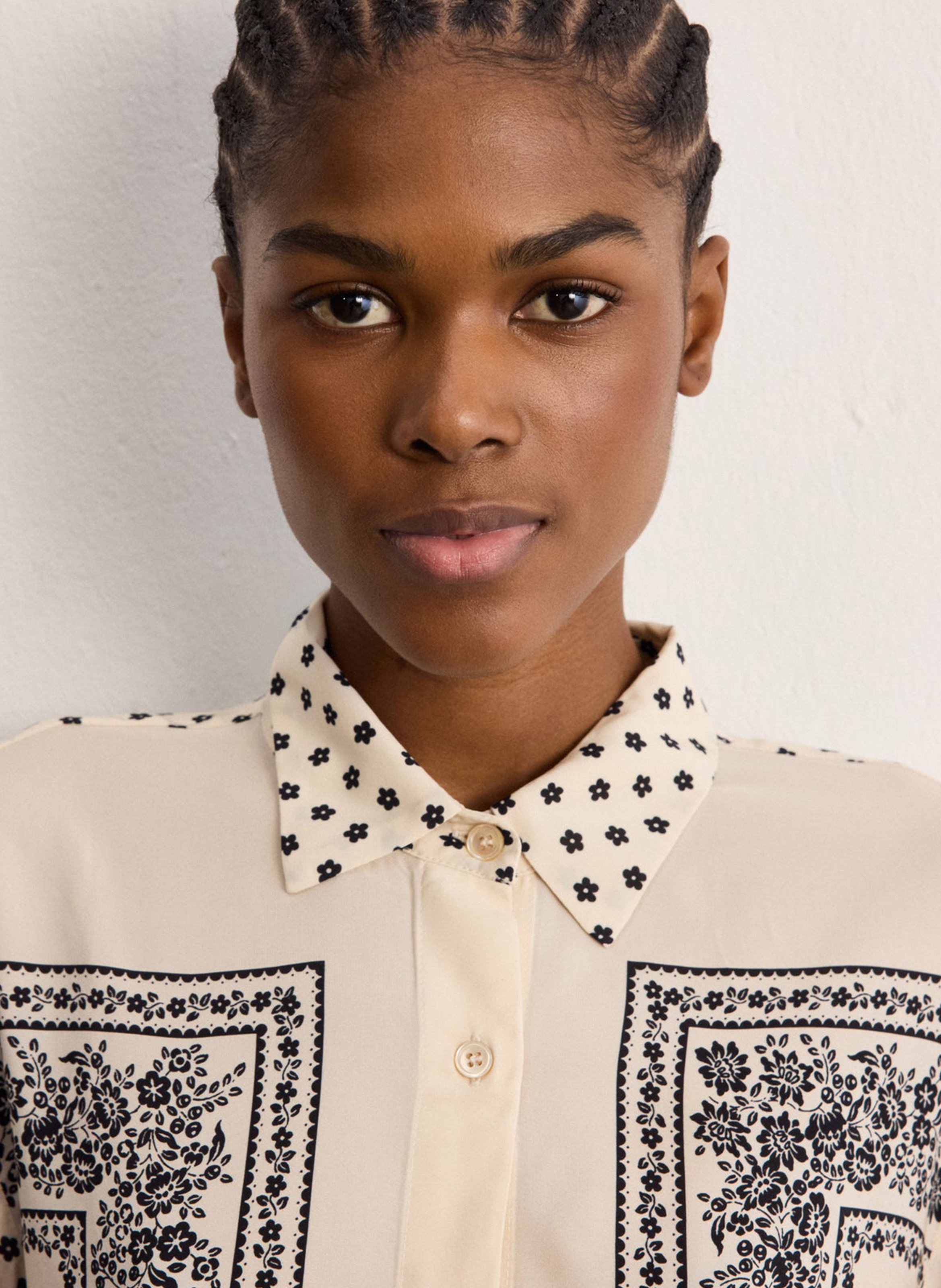 Camisa fluida con botones y estampado. PABLO Beige