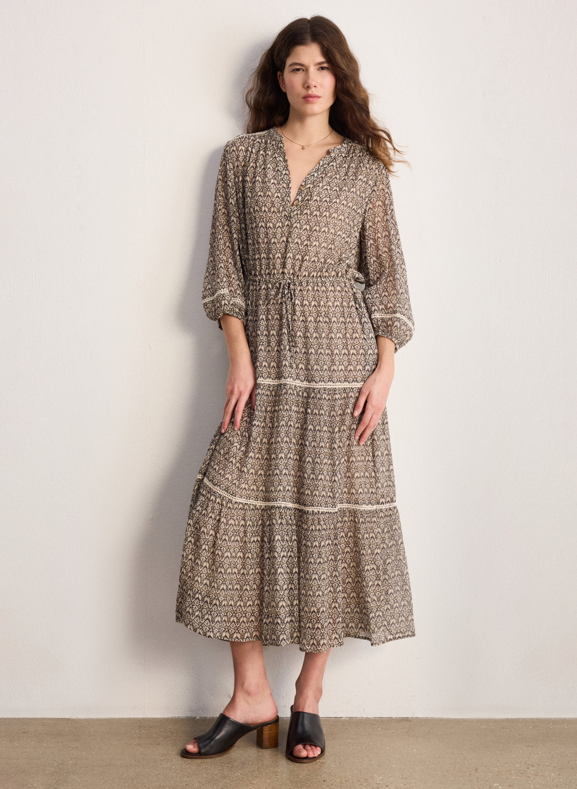 Lange getailleerde jurk met V-hals PABLO Beige