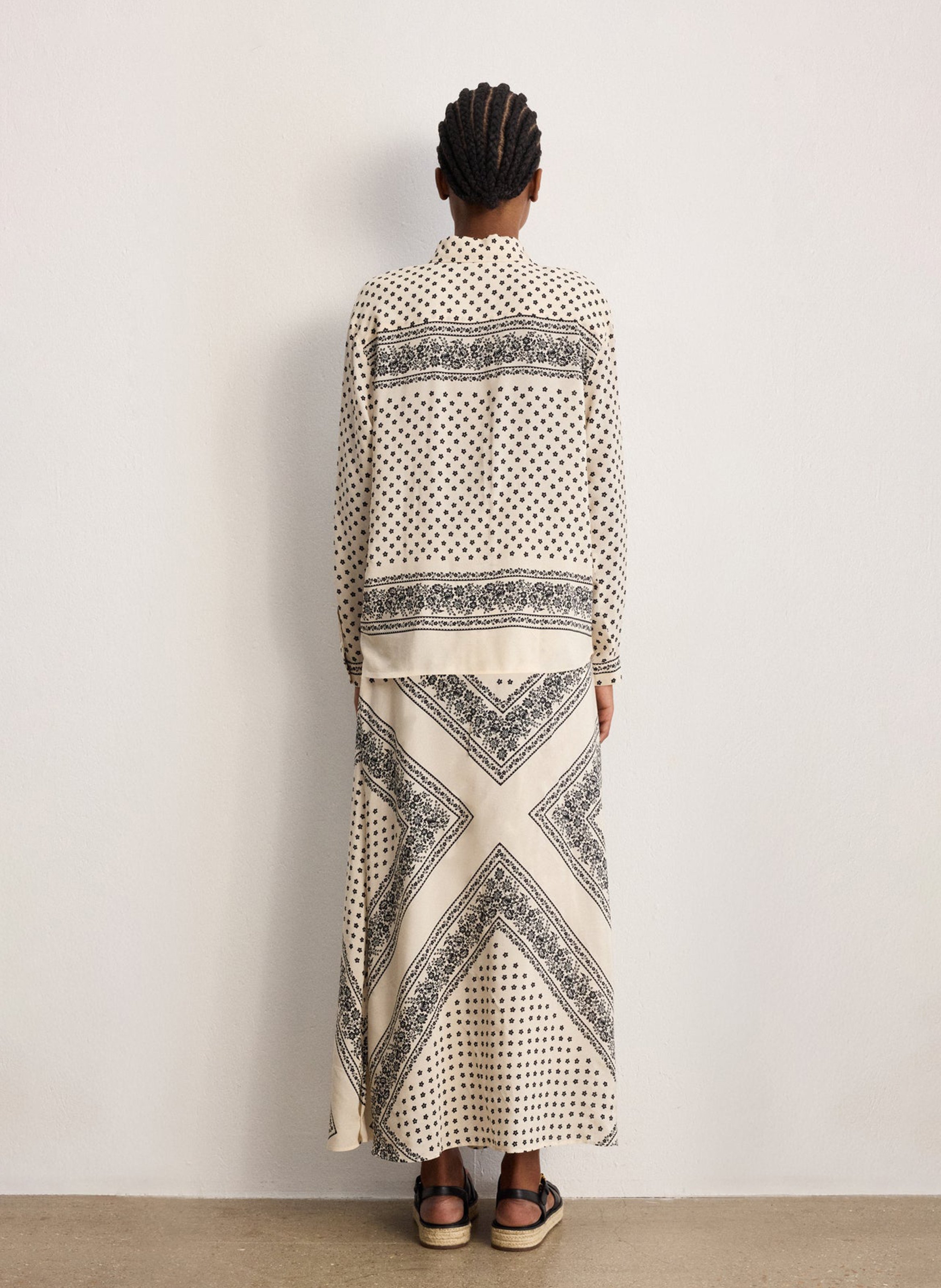 Camisa fluida con botones y estampado. PABLO Beige