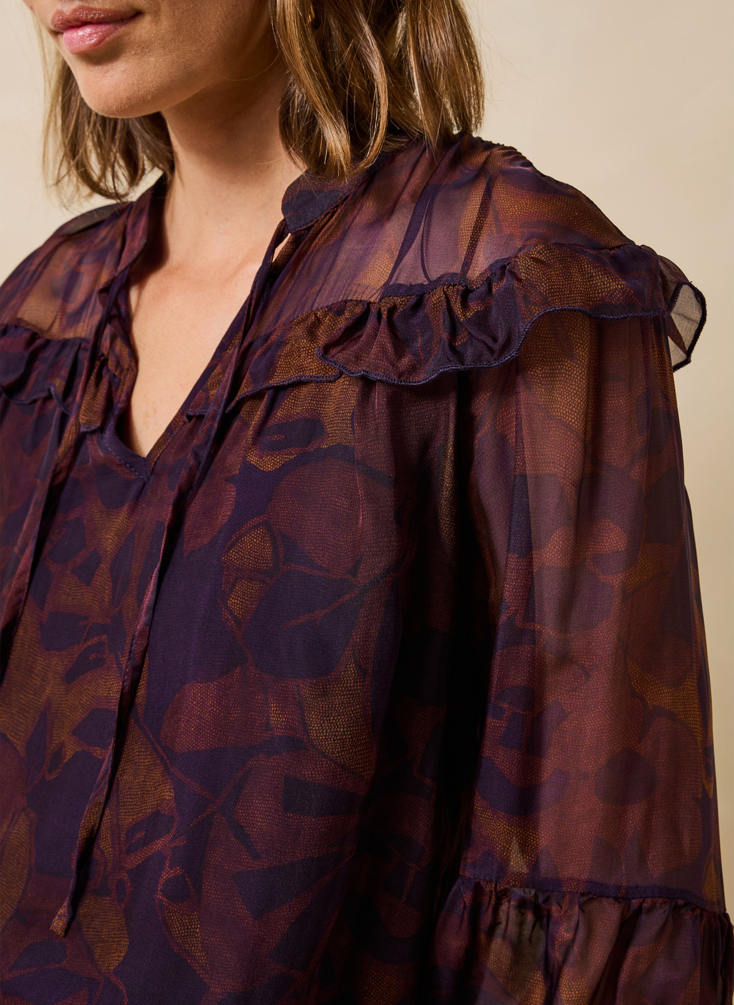 Blouse met Tunesische kraag, bedrukt met volants. LA FEE MARABOUTEE Veelkleurig