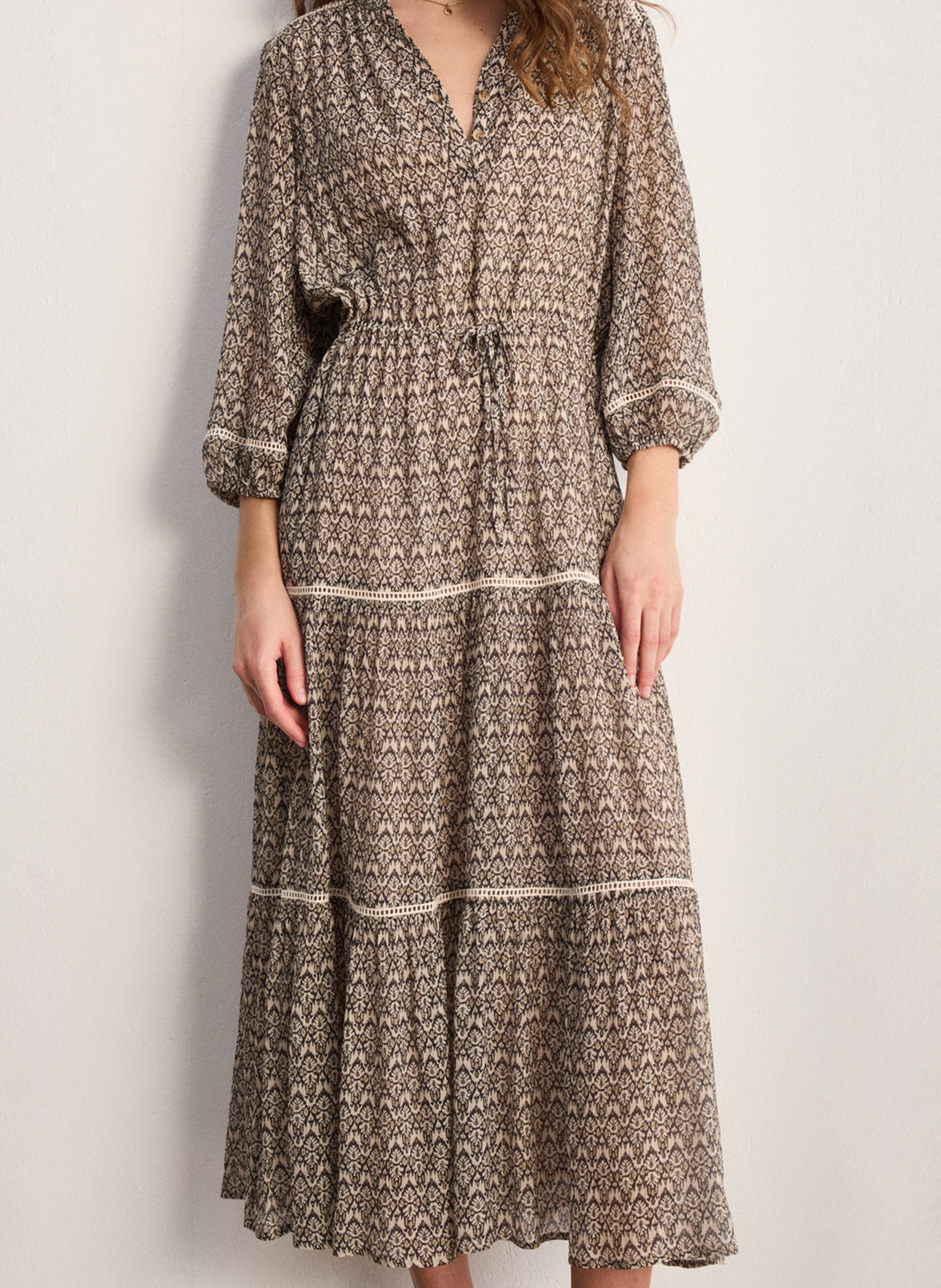 Lange getailleerde jurk met V-hals PABLO Beige